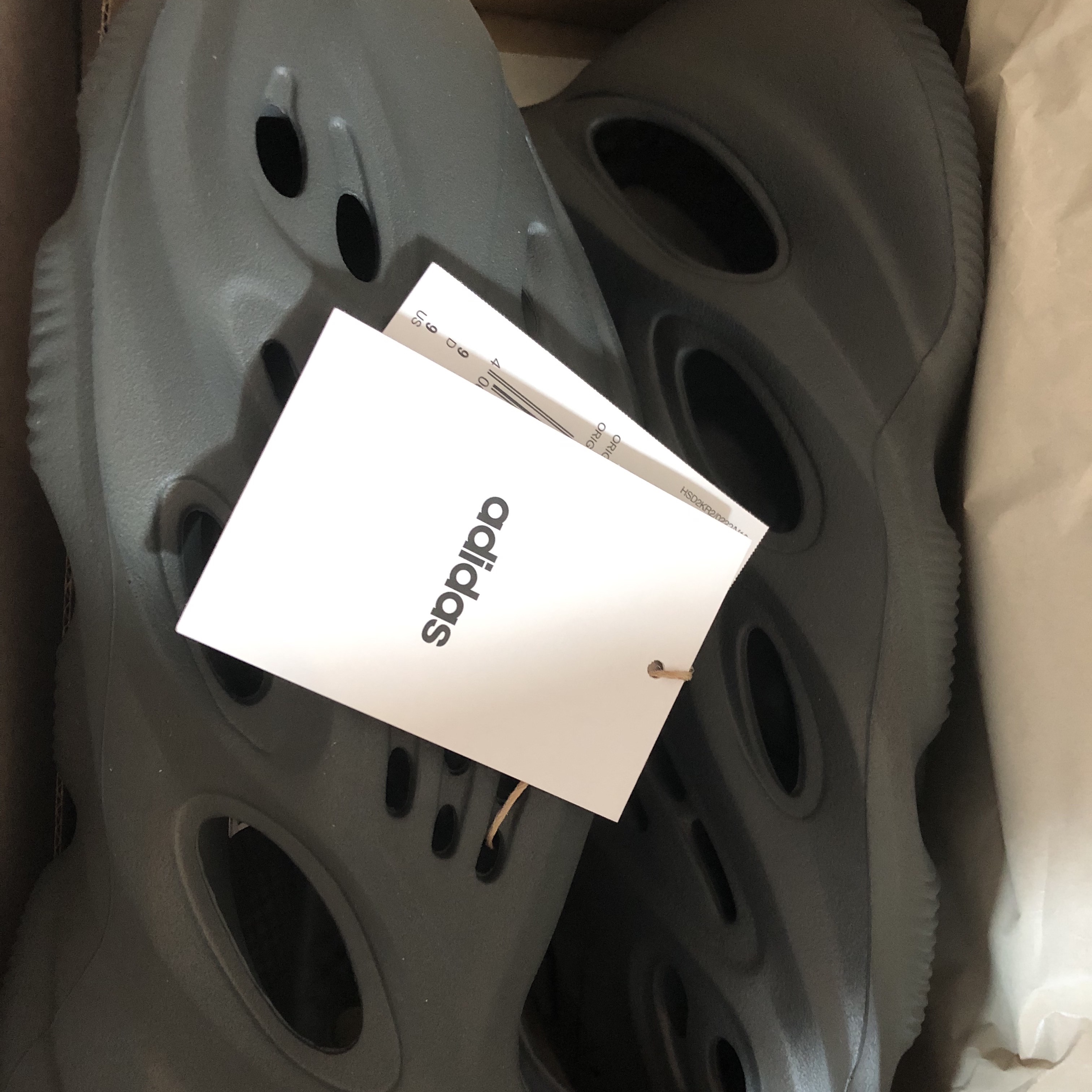 Adidas Yeezy Foam RNNR Carbon 착용 스타일