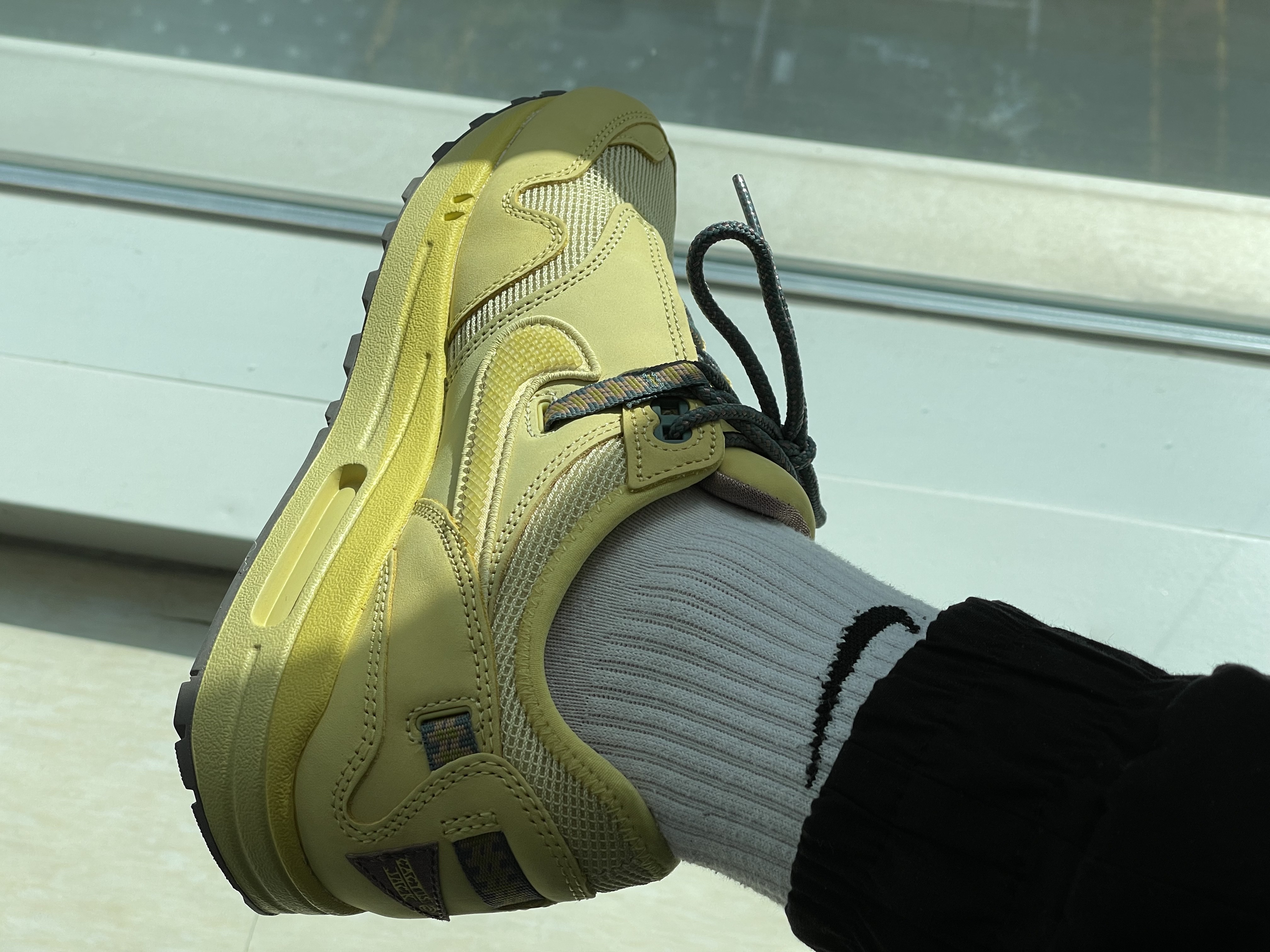 Nike x Travis Scott Air Max 1 Cact.us Gold 착용 스타일