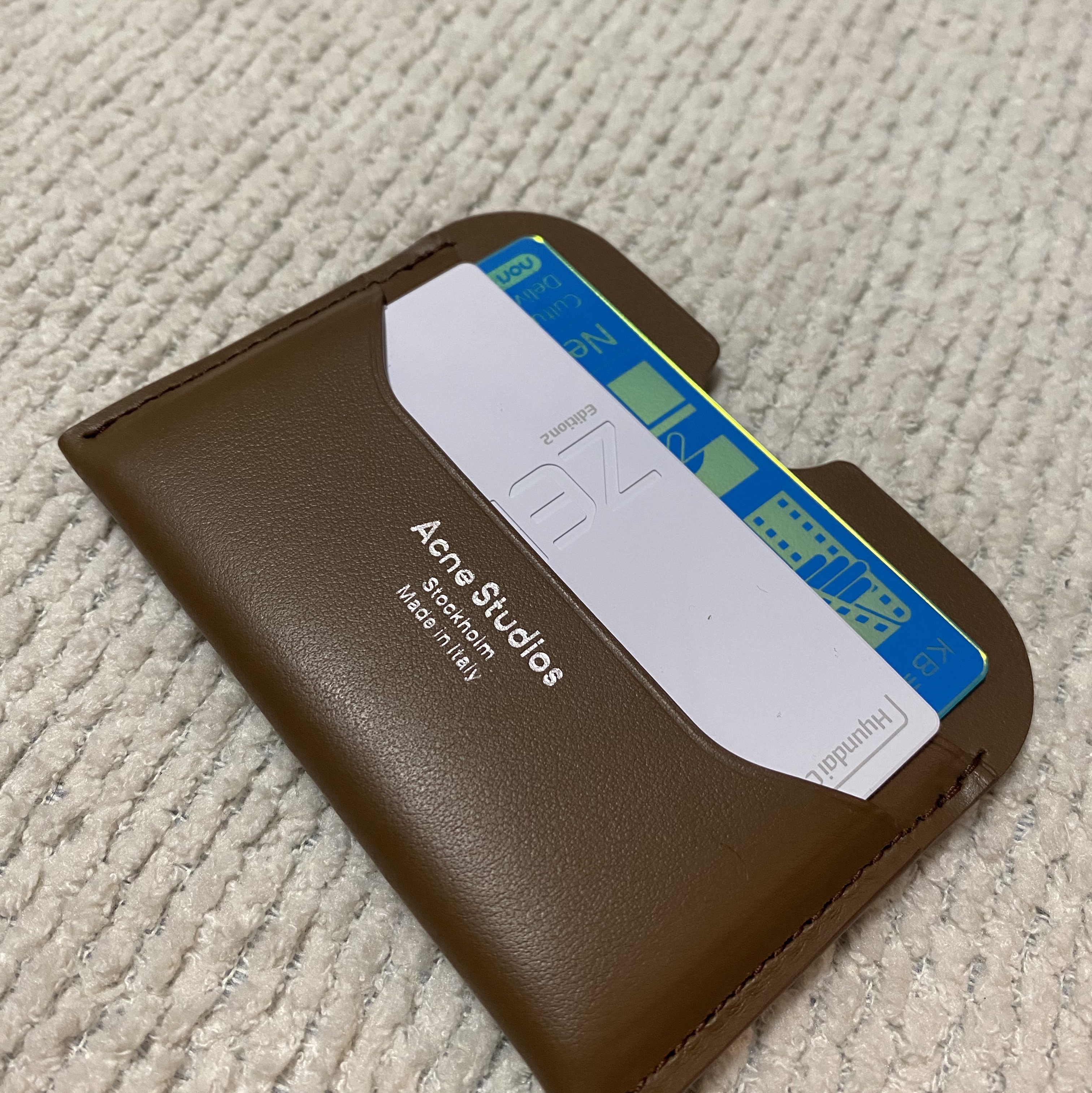 Acne Studios Elmas Large Card Holder Camel Brown 착용 스타일 - 2
