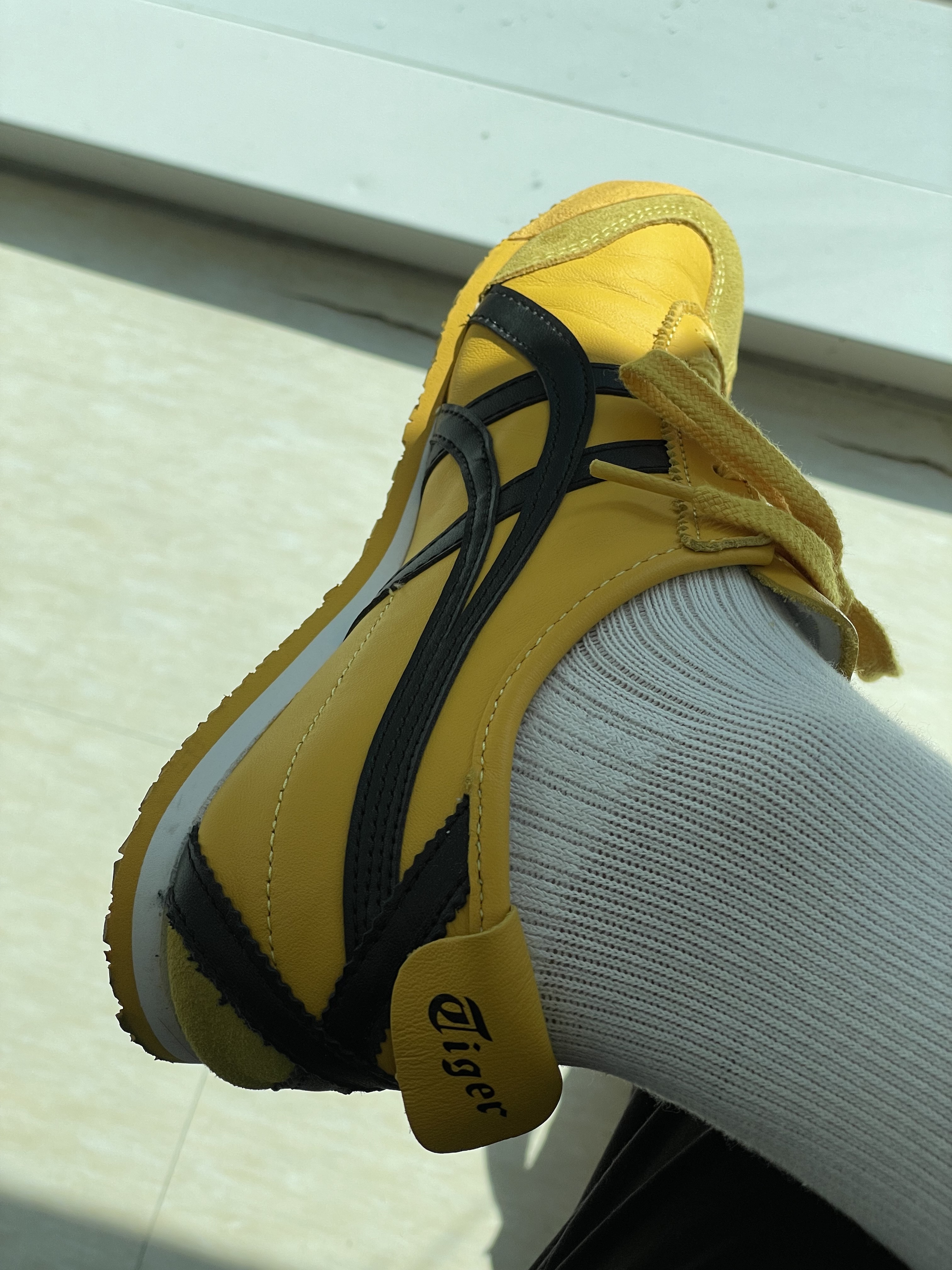 Onitsuka Tiger Mexico 66 Yellow Black 착용 스타일