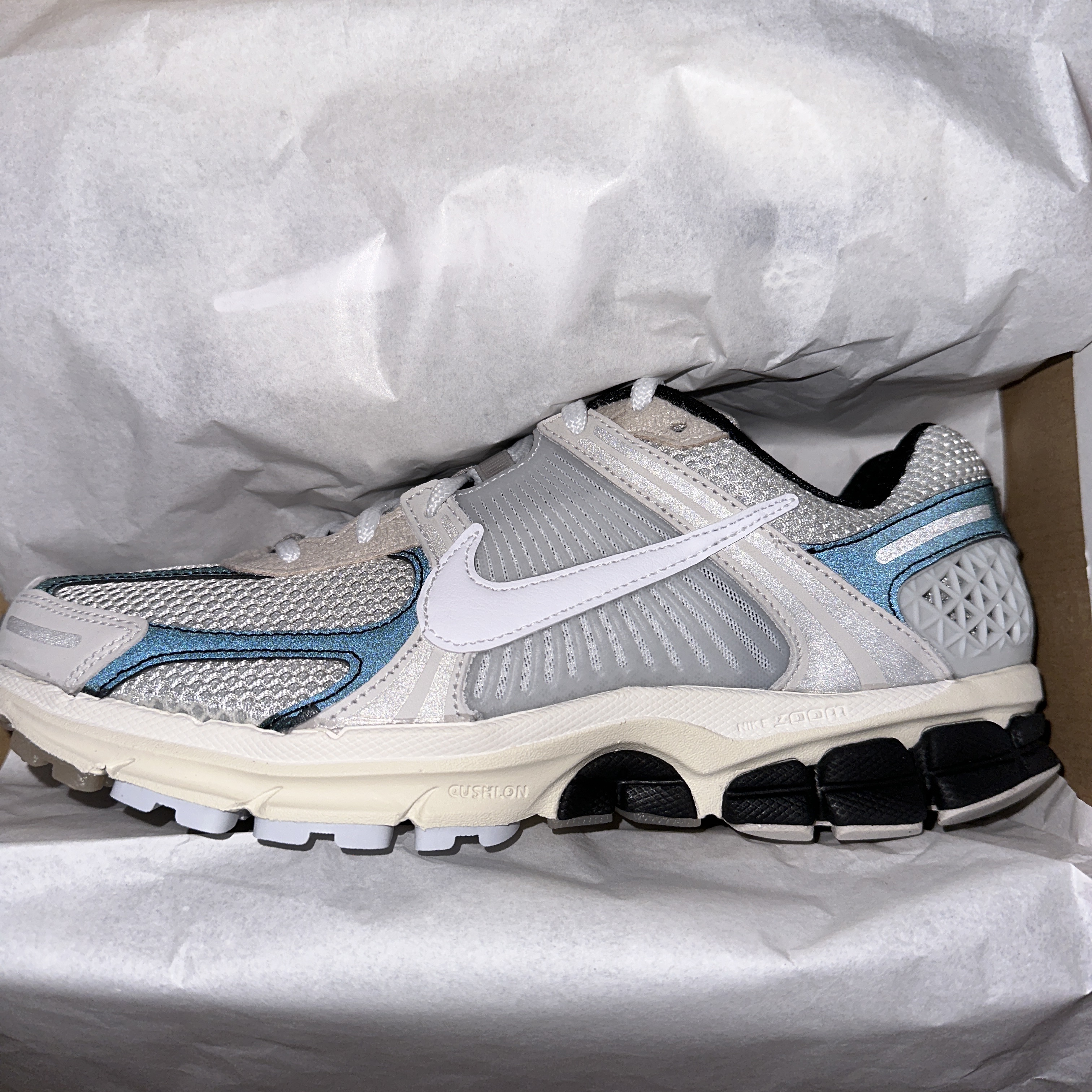 Nike Zoom Vomero 5 Light Bone and Black 착용 스타일