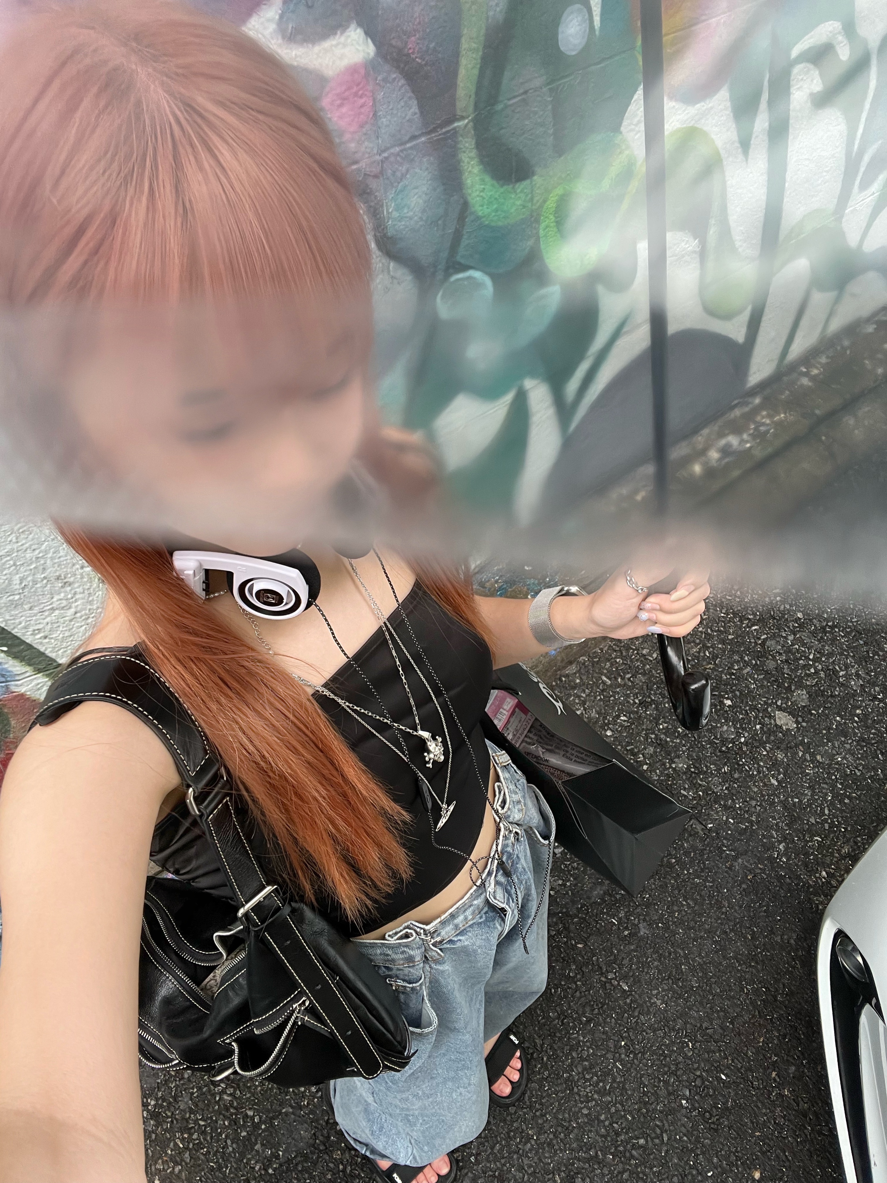 Matin Kim Zipper Leather Round Bag Black 착용 스타일