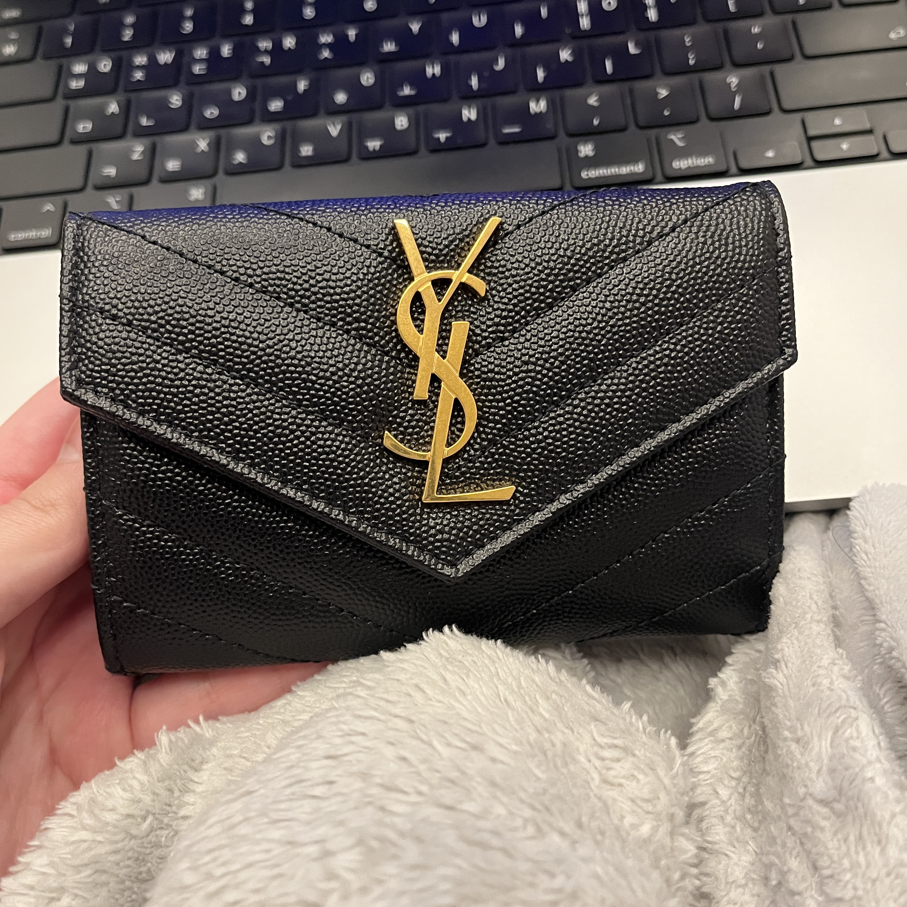 Saint Laurent Cassandre Matelasse Small Envelope Wallet in Grain de Poudre Embossed Leather Black Gold 착용 스타일
