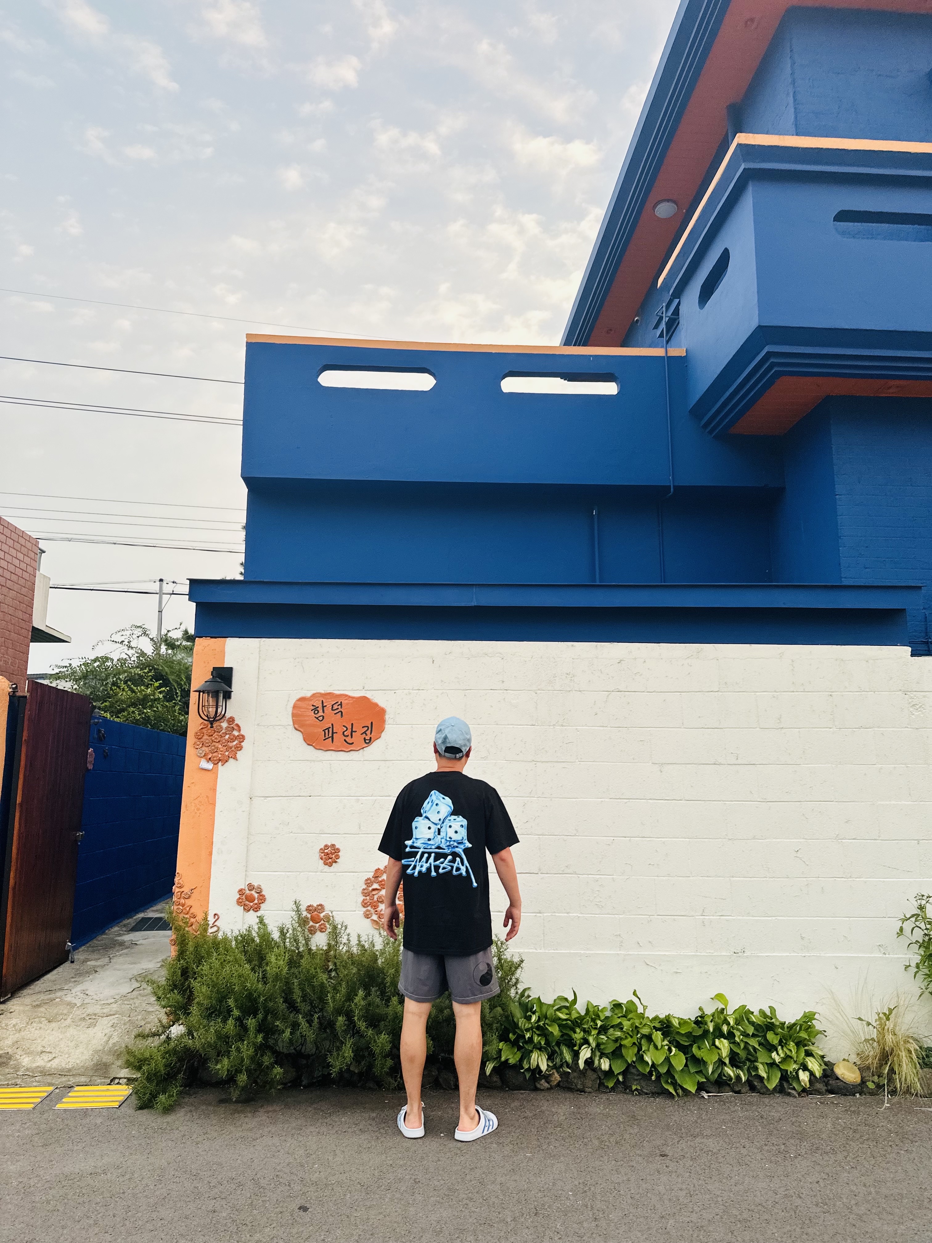 Nike Heritage 86 Cap Worn Blue, Stussy Melted T-Shirt Black 착용 스타일 - 4
