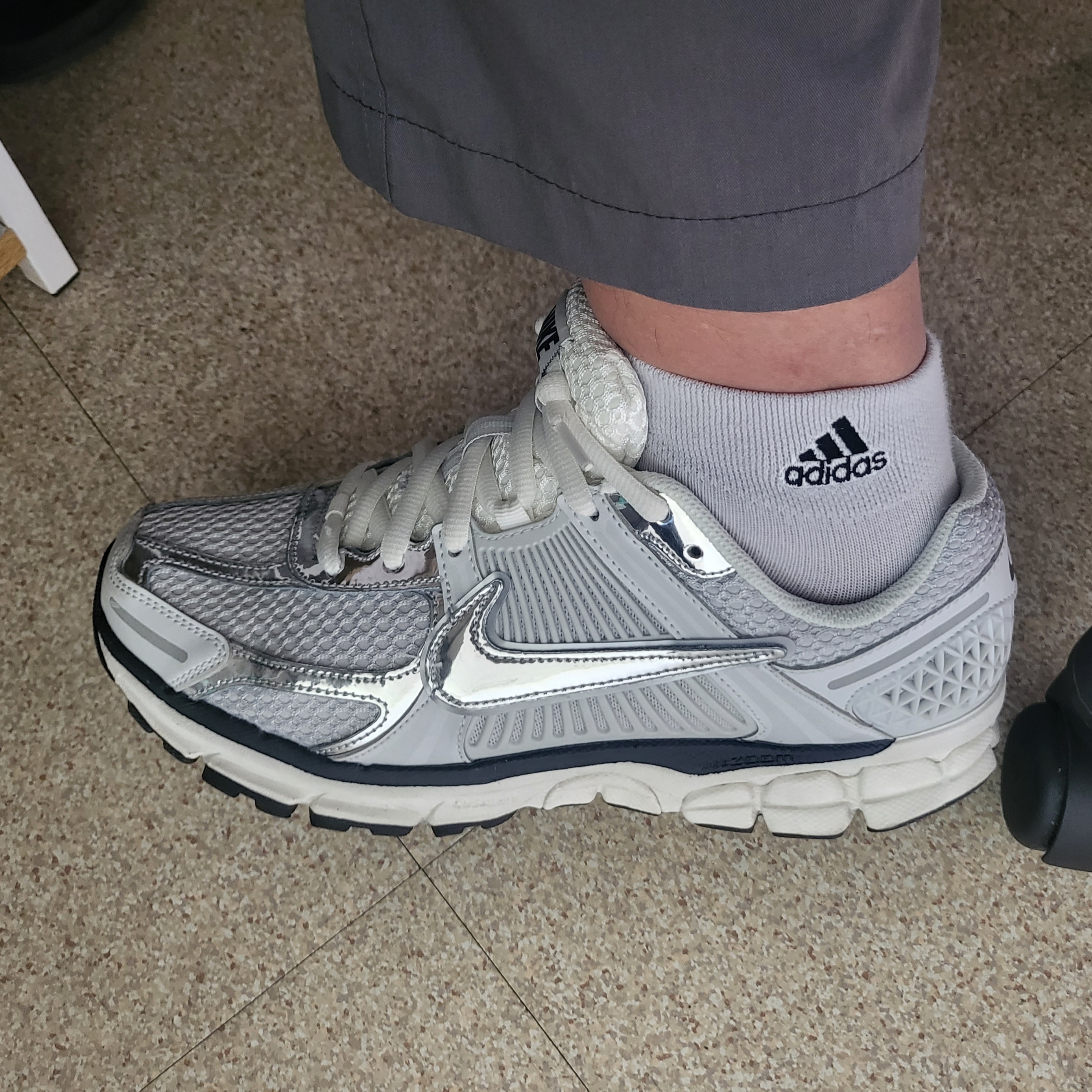 (W) Nike Zoom Vomero 5 Photon Dust and Metallic Silver 착용 스타일