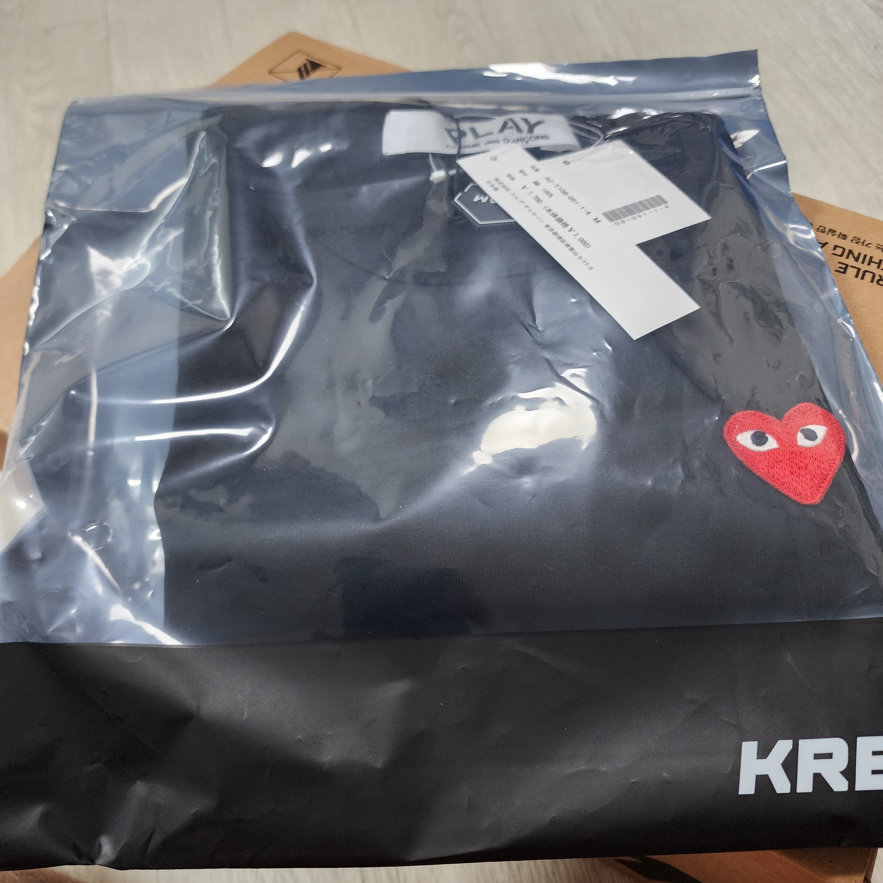 Play Comme des Garcons Red Heart T-Shirt Black 착용 스타일 - 2