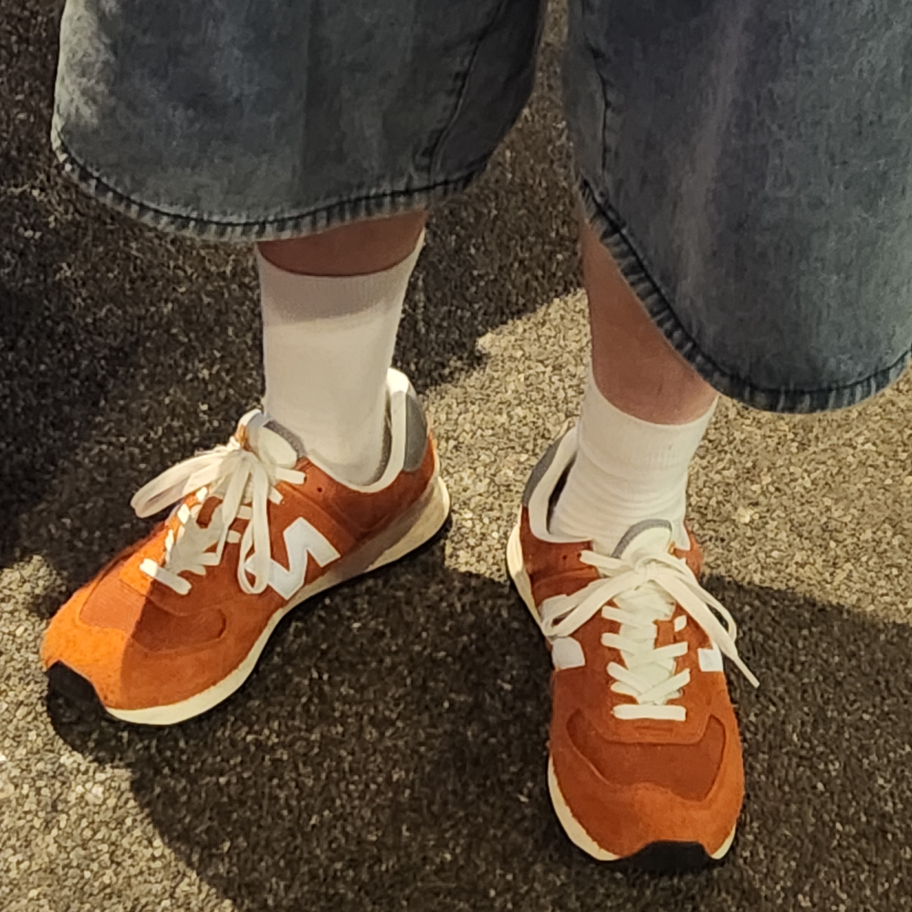 New Balance 574 Heritage Orange Burst White 착용 스타일