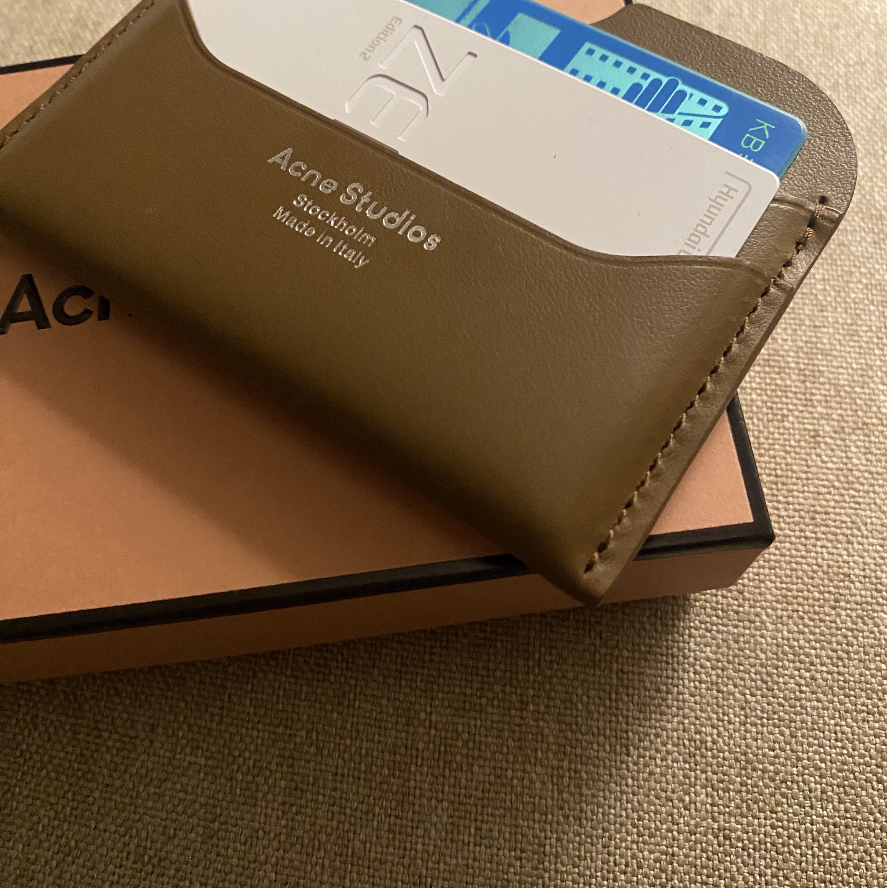 Acne Studios Elmas Large Card Holder Camel Brown 착용 스타일 - 1