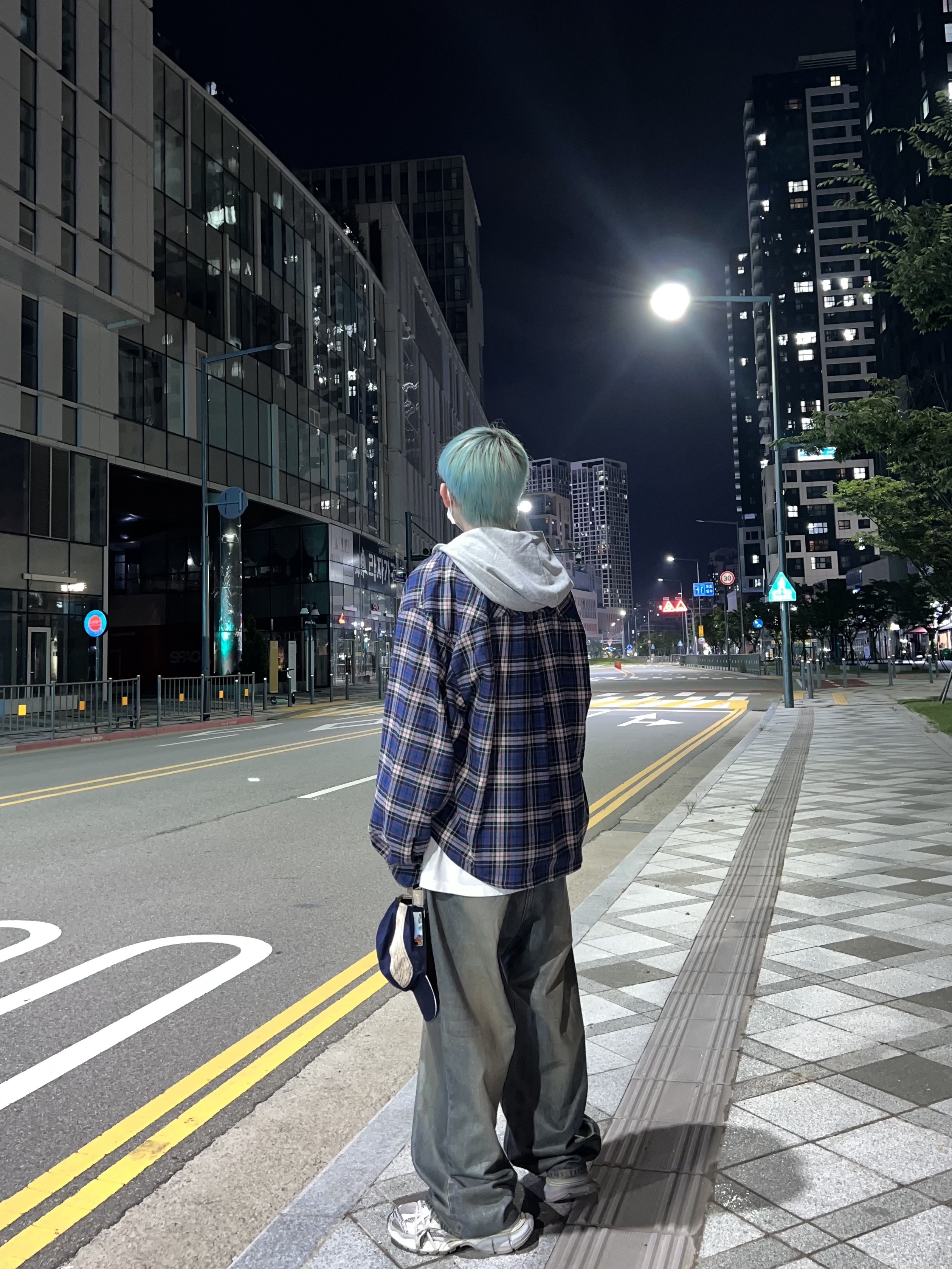 Balenciaga 3XL Sneakers Light Beige, Project G/R Coated Backward Denim Pants Blue 착용 스타일 - 2