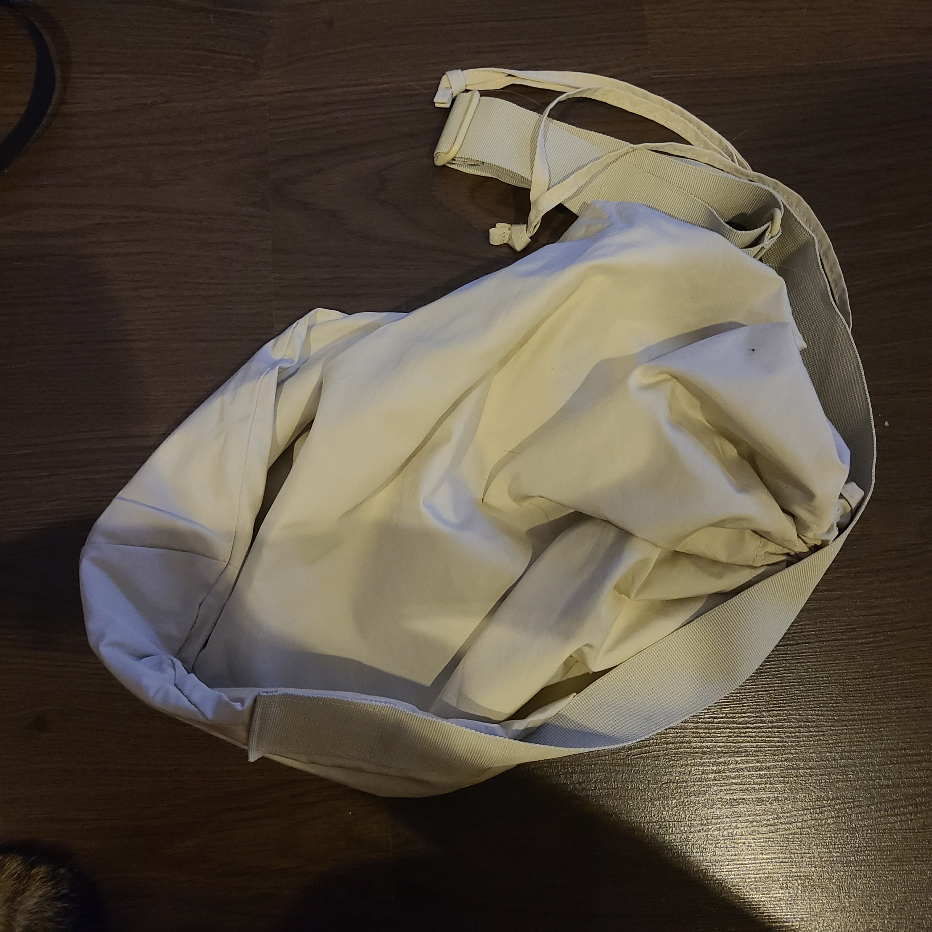 Uniqlo U Drawstring Shoulder Bag Natural 착용 스타일