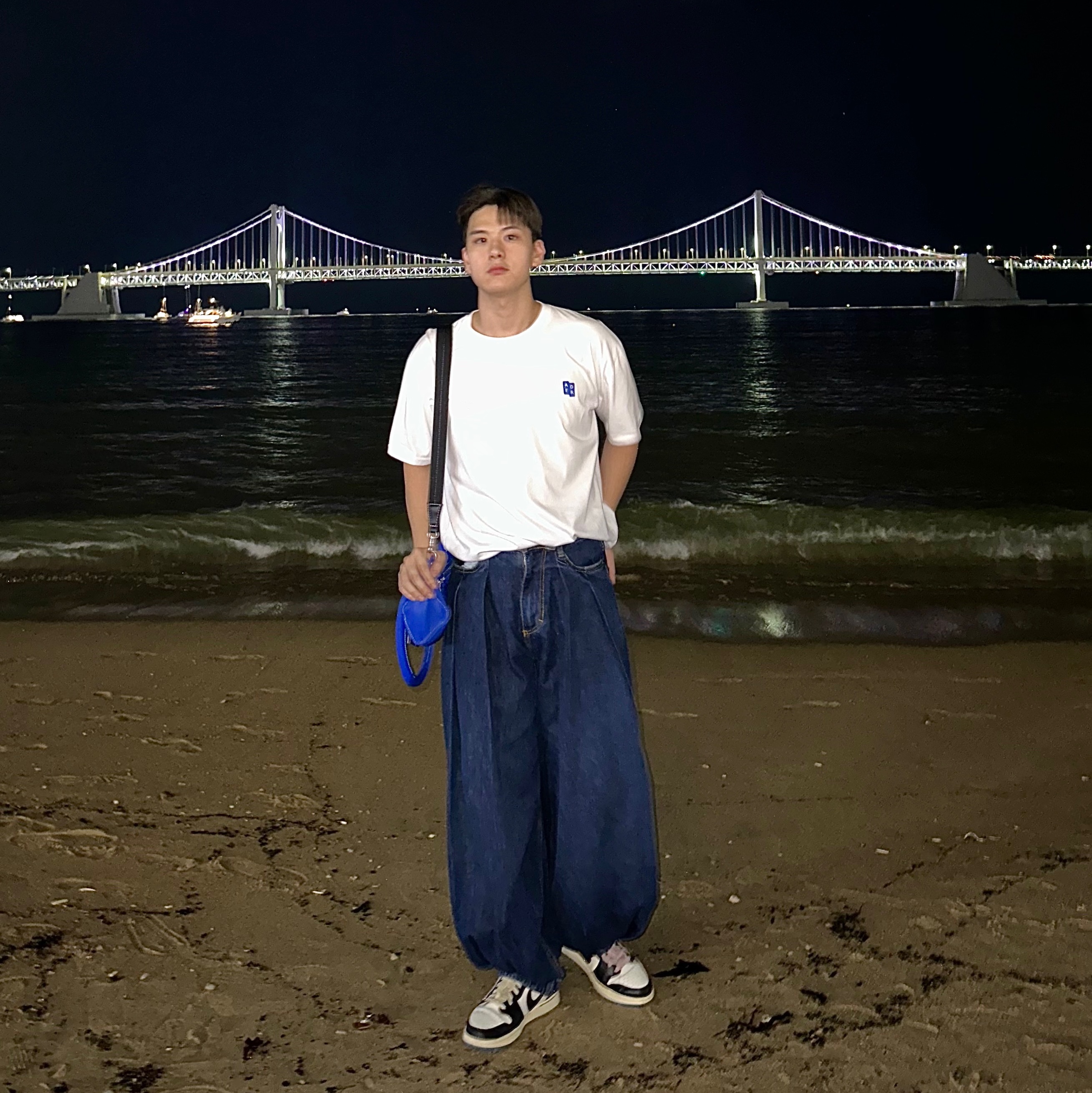 Ader Error x Zara Leather Shoulder Bag Blue, Ader Error Sig; TRS/BL Tag T-Shirt 01 Off White 착용 스타일
