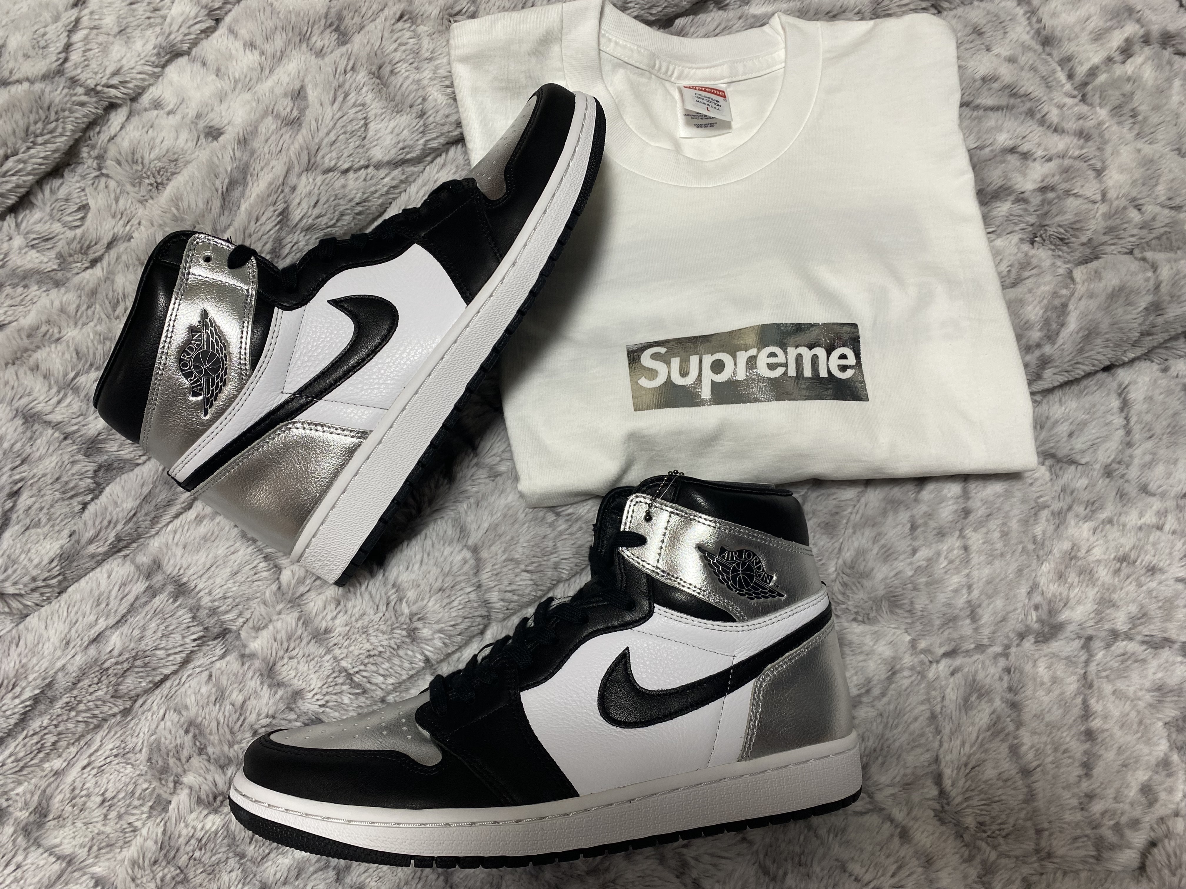 (W) Jordan 1 Retro High OG Silver Toe, Supreme Chicago Box Logo T-Shirt White - 22FW 착용 스타일