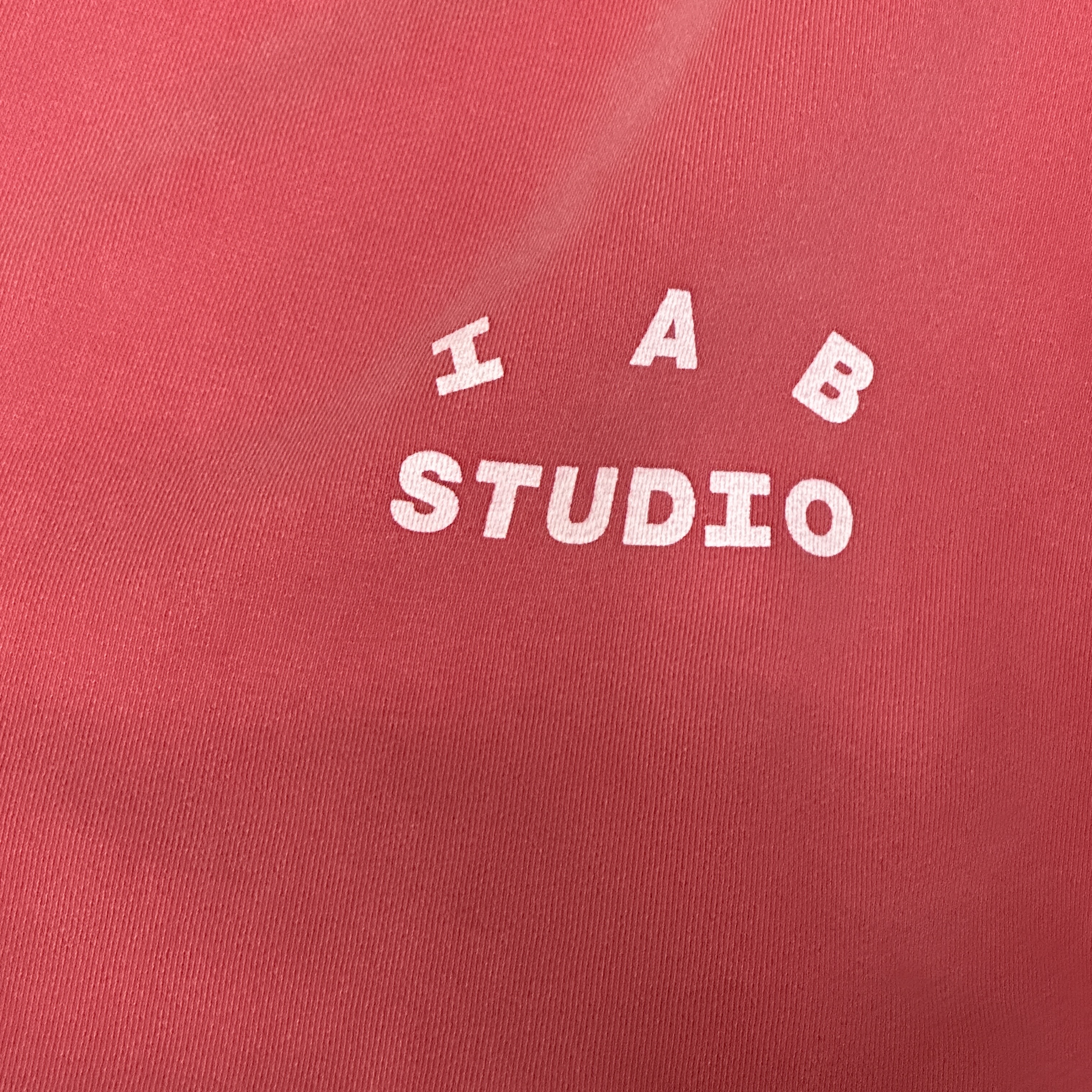 IAB Studio Pigment Hoodie & Sack Coral 착용 스타일