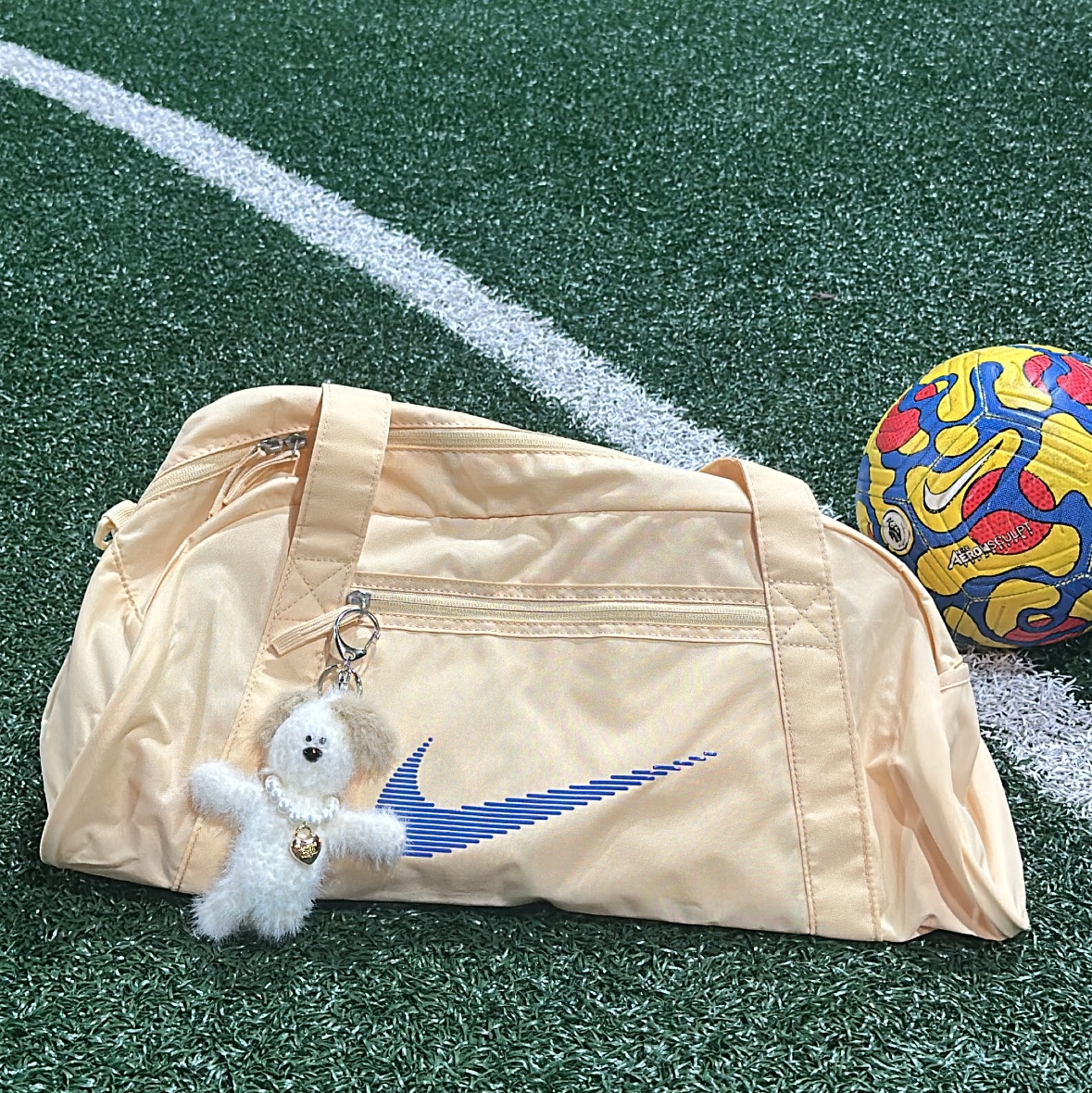 Nike Gym Club Duffle Bag 24L Pale Vanilla, Margesherwood Wood Keyring White 착용 스타일
