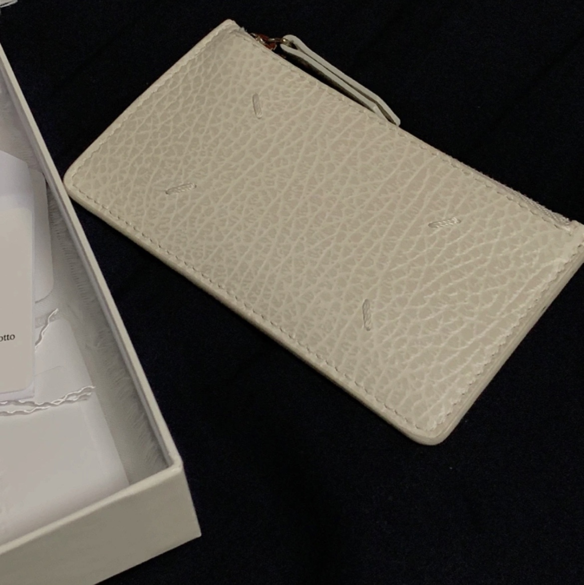 Maison Margiela Stitch Leather Zipped Card Holder Ivory 착용 스타일