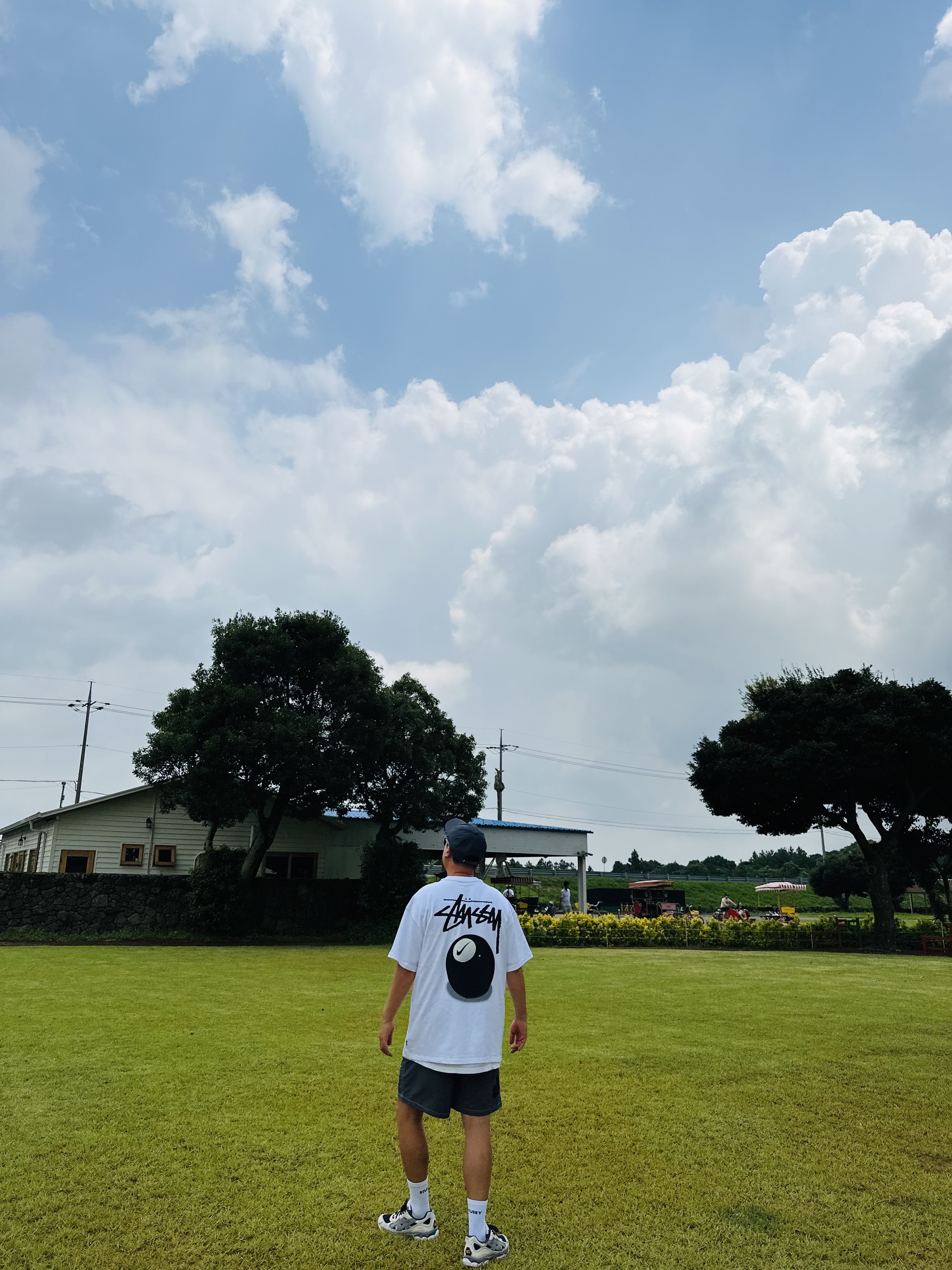 Stussy Stock 8 Ball Low Pro Cap Dark Grey, Nike x Stussy NRG FL SS 8 Ball T-Shirt White (DO9322-100) 착용 스타일 - 5