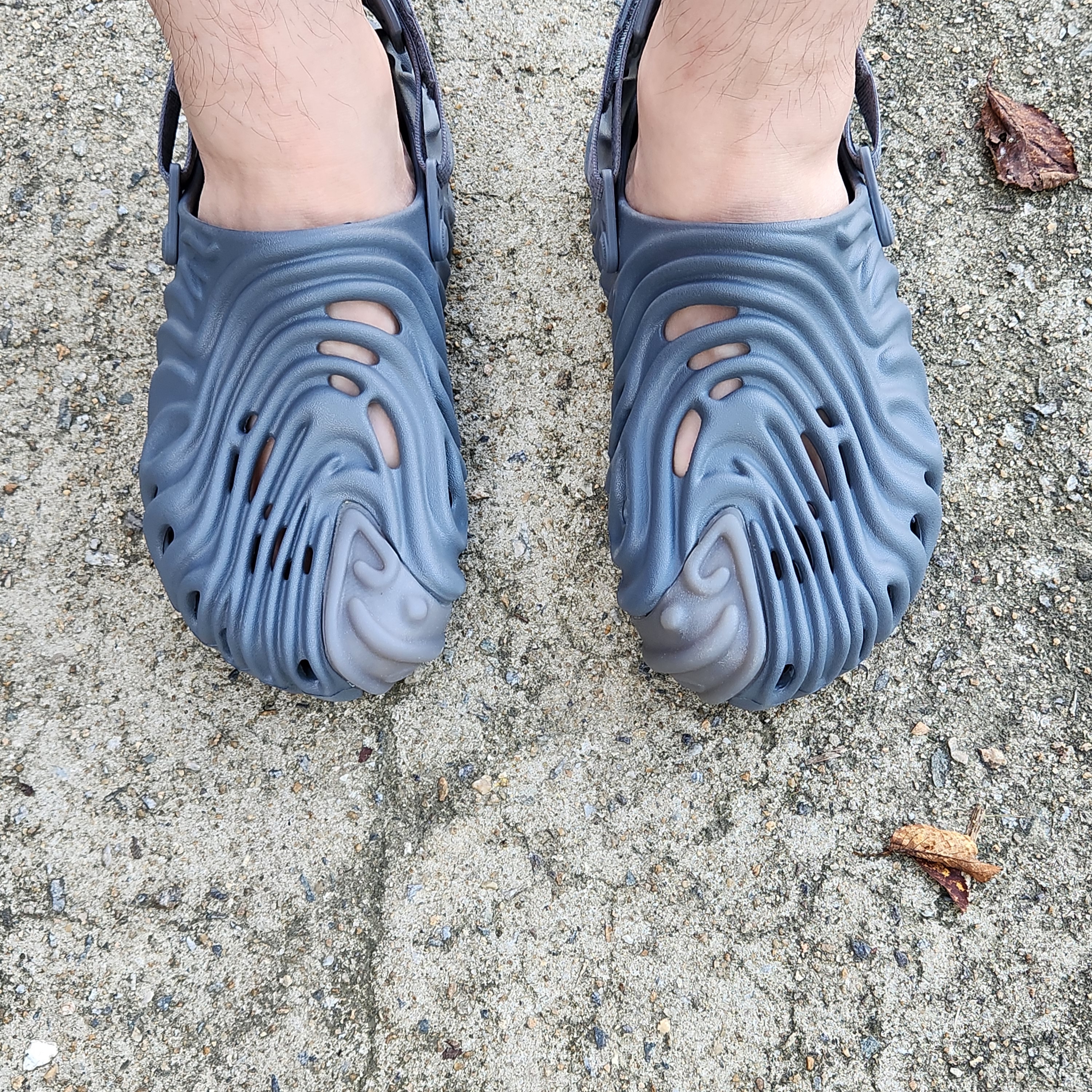 Crocs x Salehe Bembury Pollex Clog Niagara, Crocs x Salehe Bembury Pollex Clog Horchata 착용 스타일 - 1