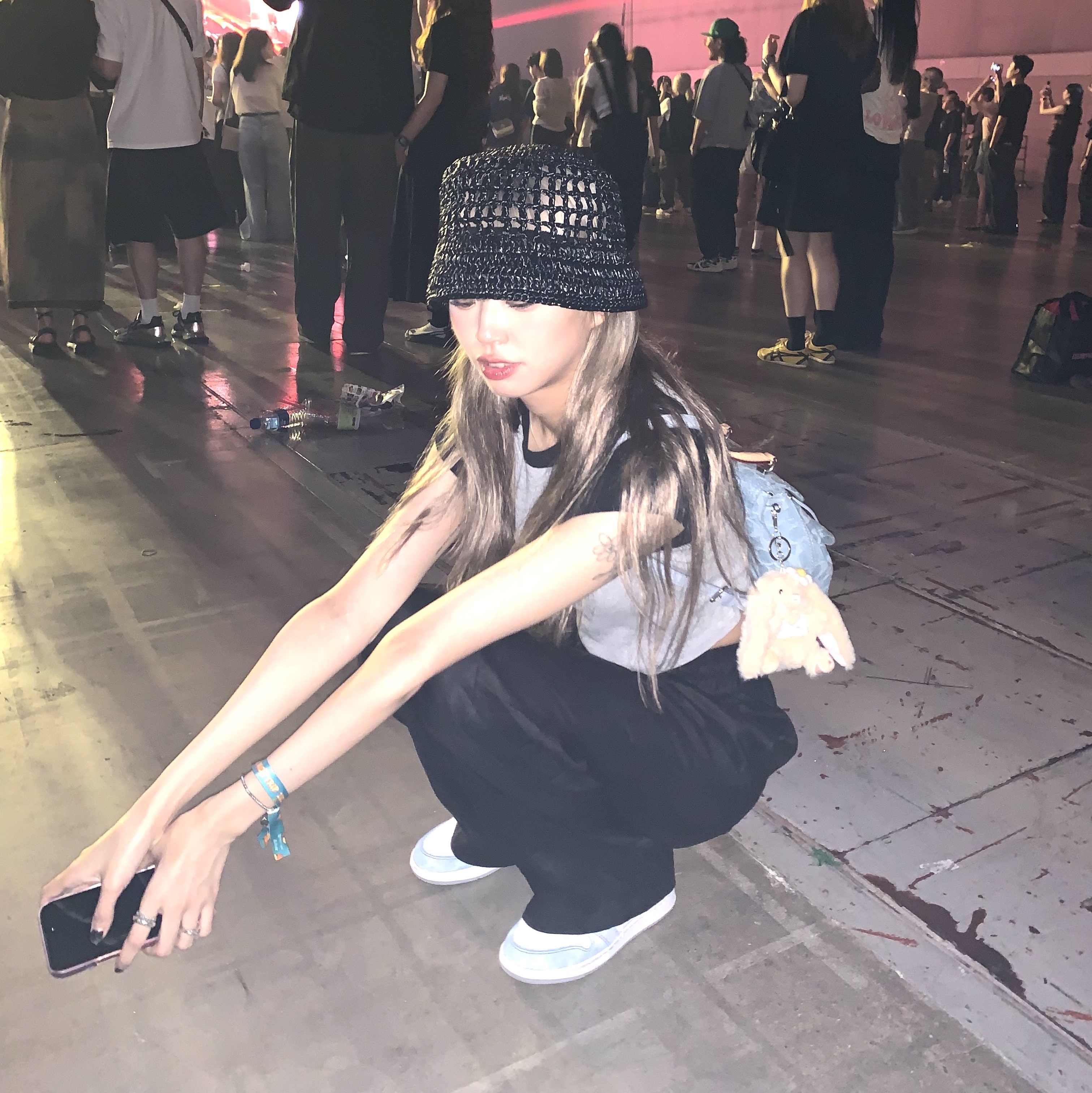 Jordan 1 Retro High OG Hyper Royal, Prada Raffia Bucket Hat Black 착용 스타일 - 1