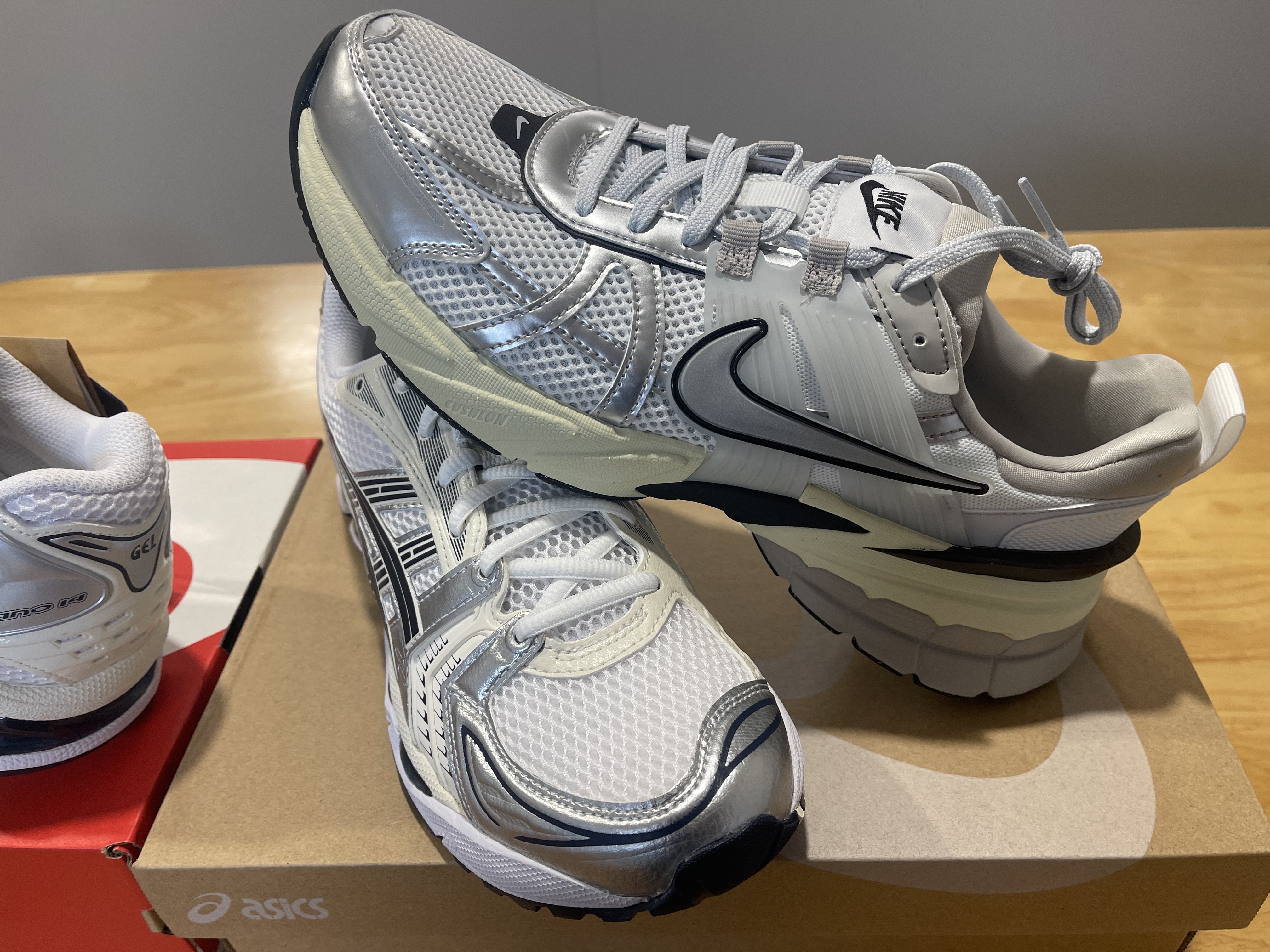 (W) Asics Gel-Kayano 14 White Midnight, Nike V2K Run Summit White Metallic Silver 착용 스타일 - 4