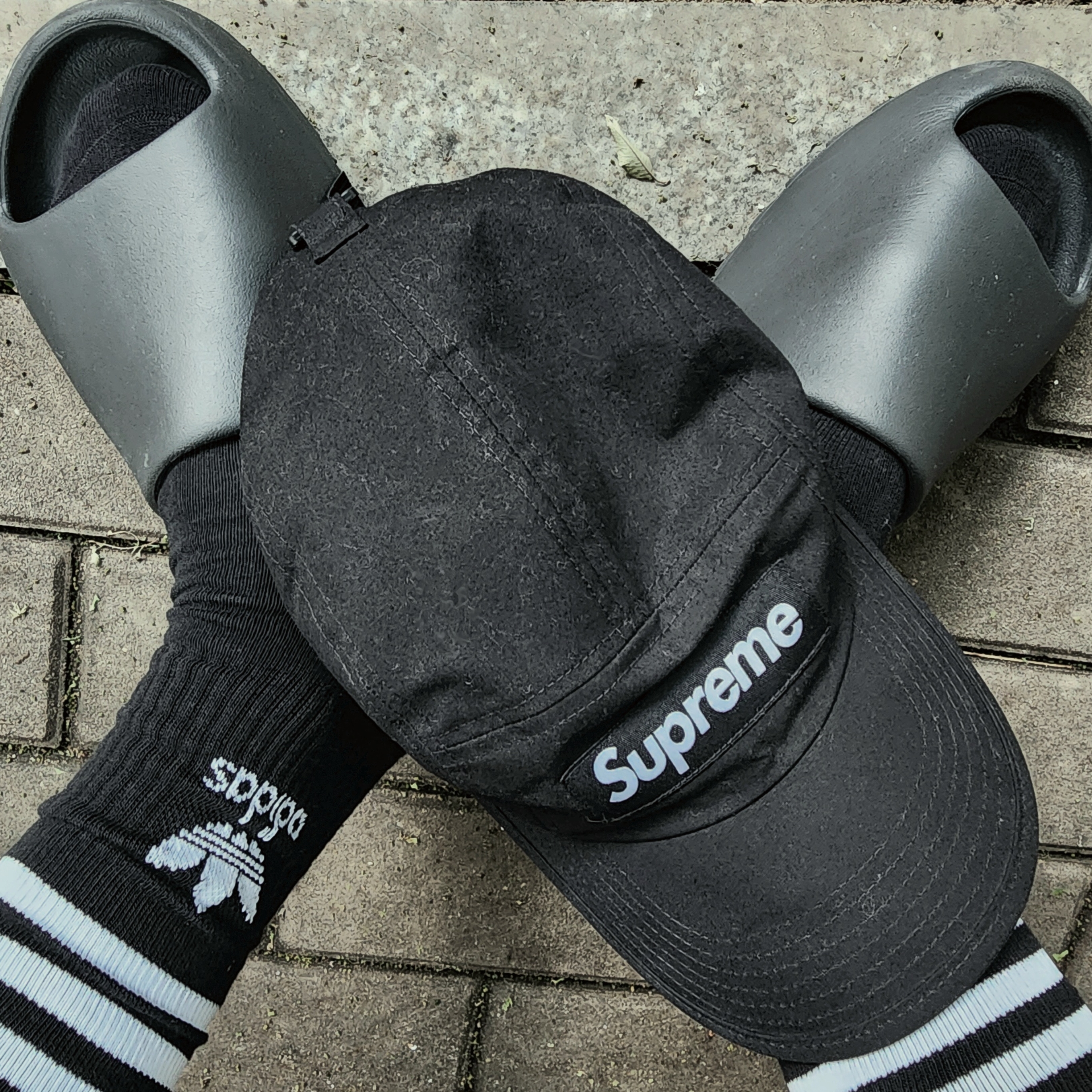 Adidas Yeezy Slide Onyx, Supreme Waxed Cotton Camp Cap Black - 21FW 착용 스타일 - 1