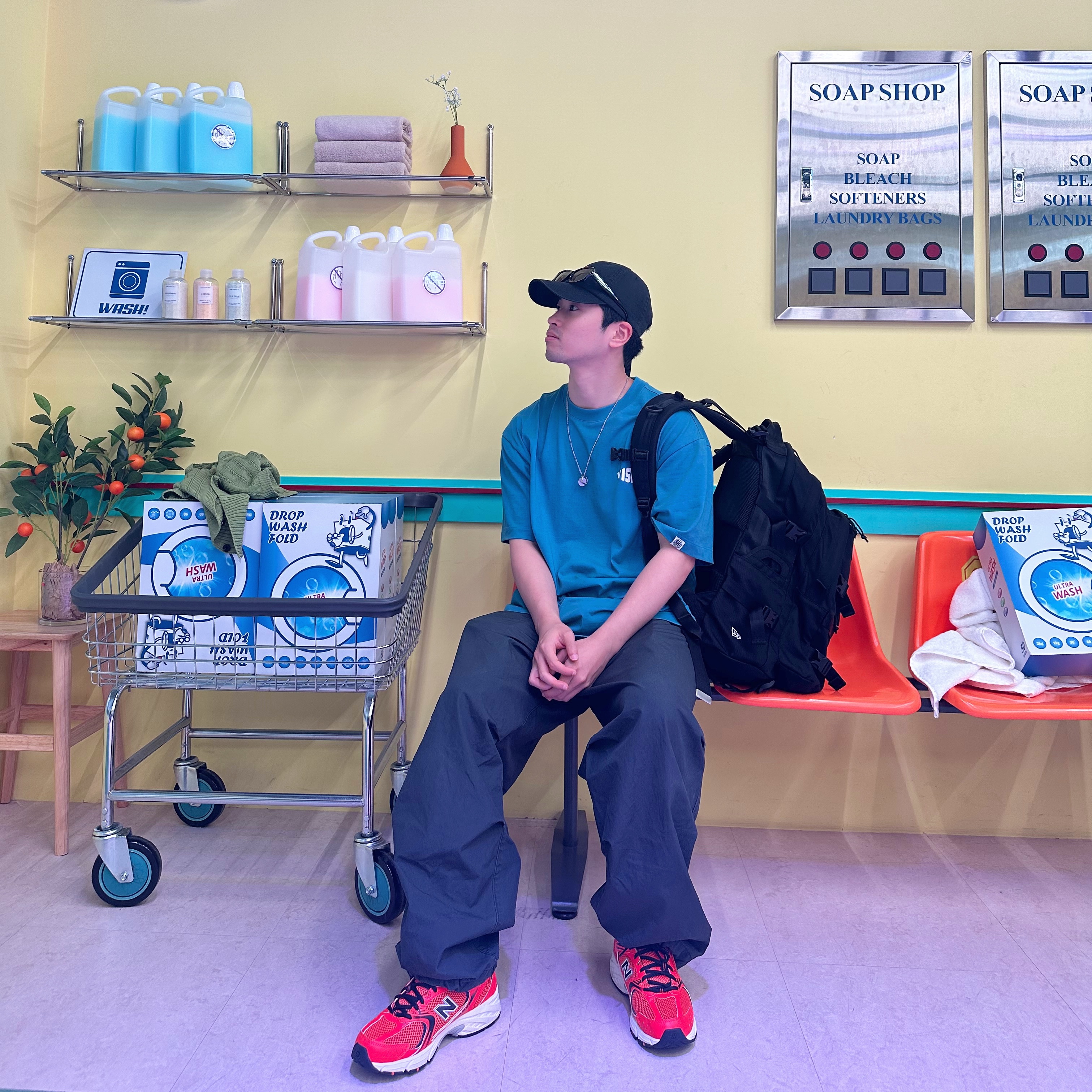 New Balance 530 Neon Orange 착용 스타일 - 2