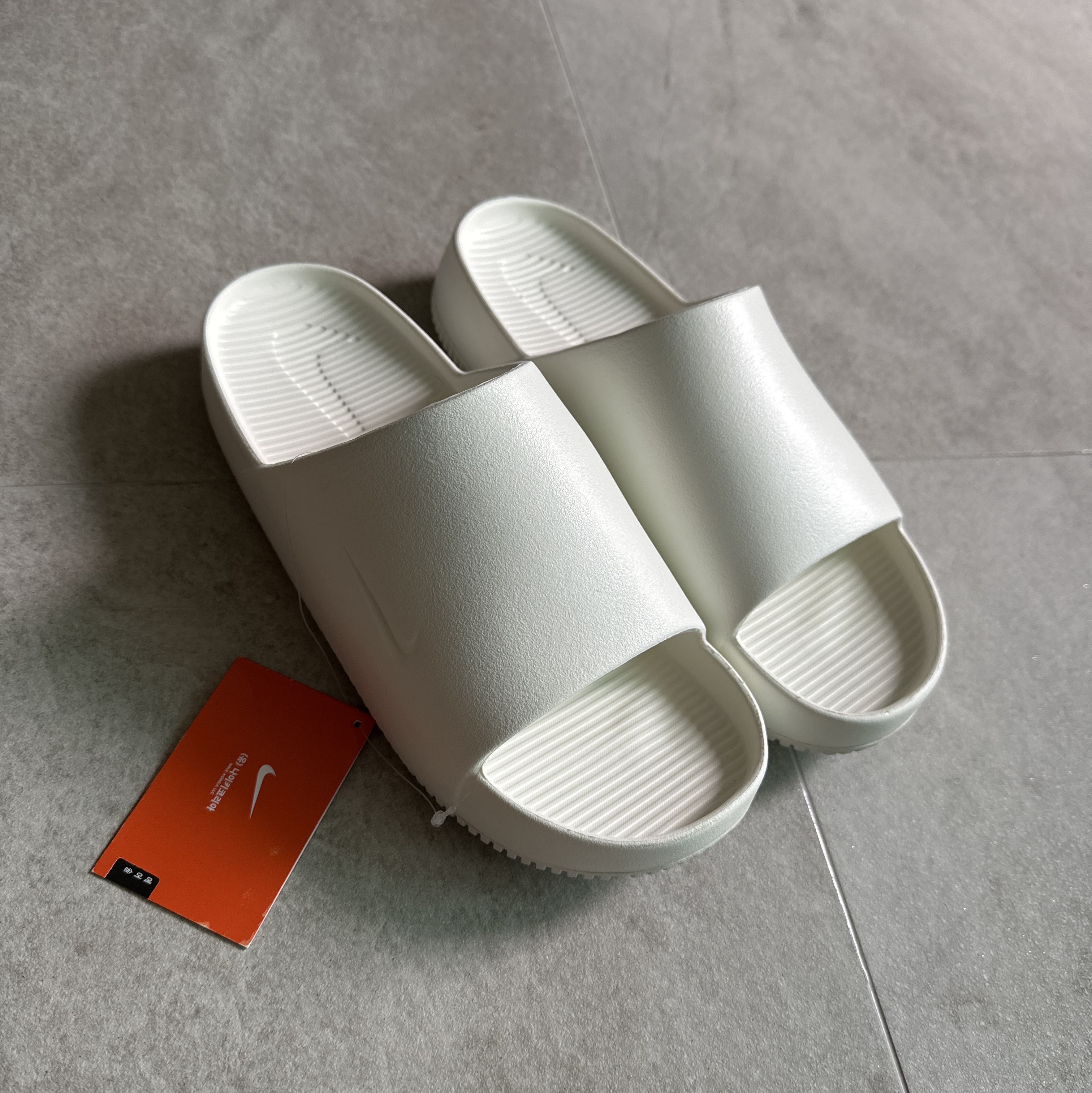 Nike Calm Slide Sail 착용 스타일
