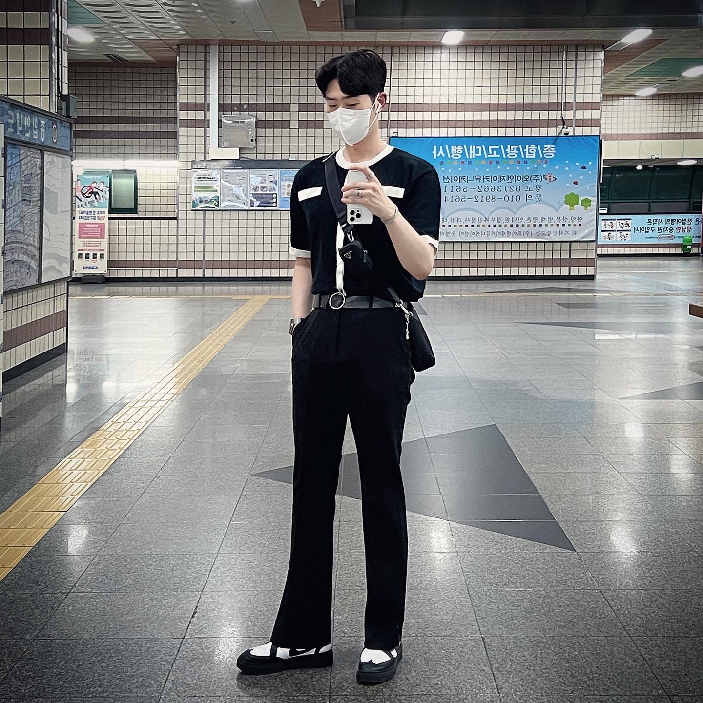 Nike x Peaceminusone Kwondo1 Black and White, Prada Re-Nylon and Saffiano Leather Shoulder Bag Black 착용 스타일 - 3