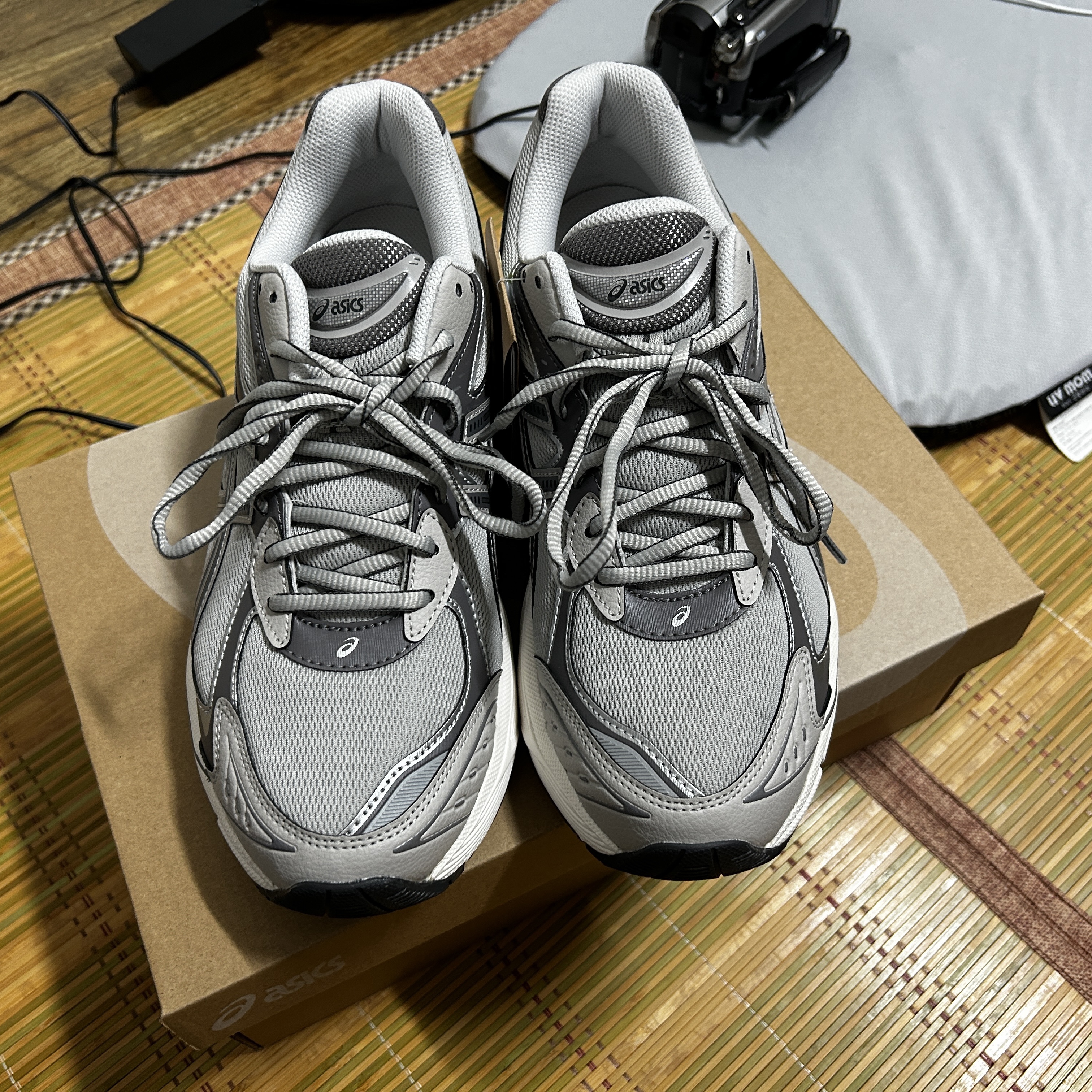 Asics GT-2160 Oyster Grey Carbon 착용 스타일 - 1