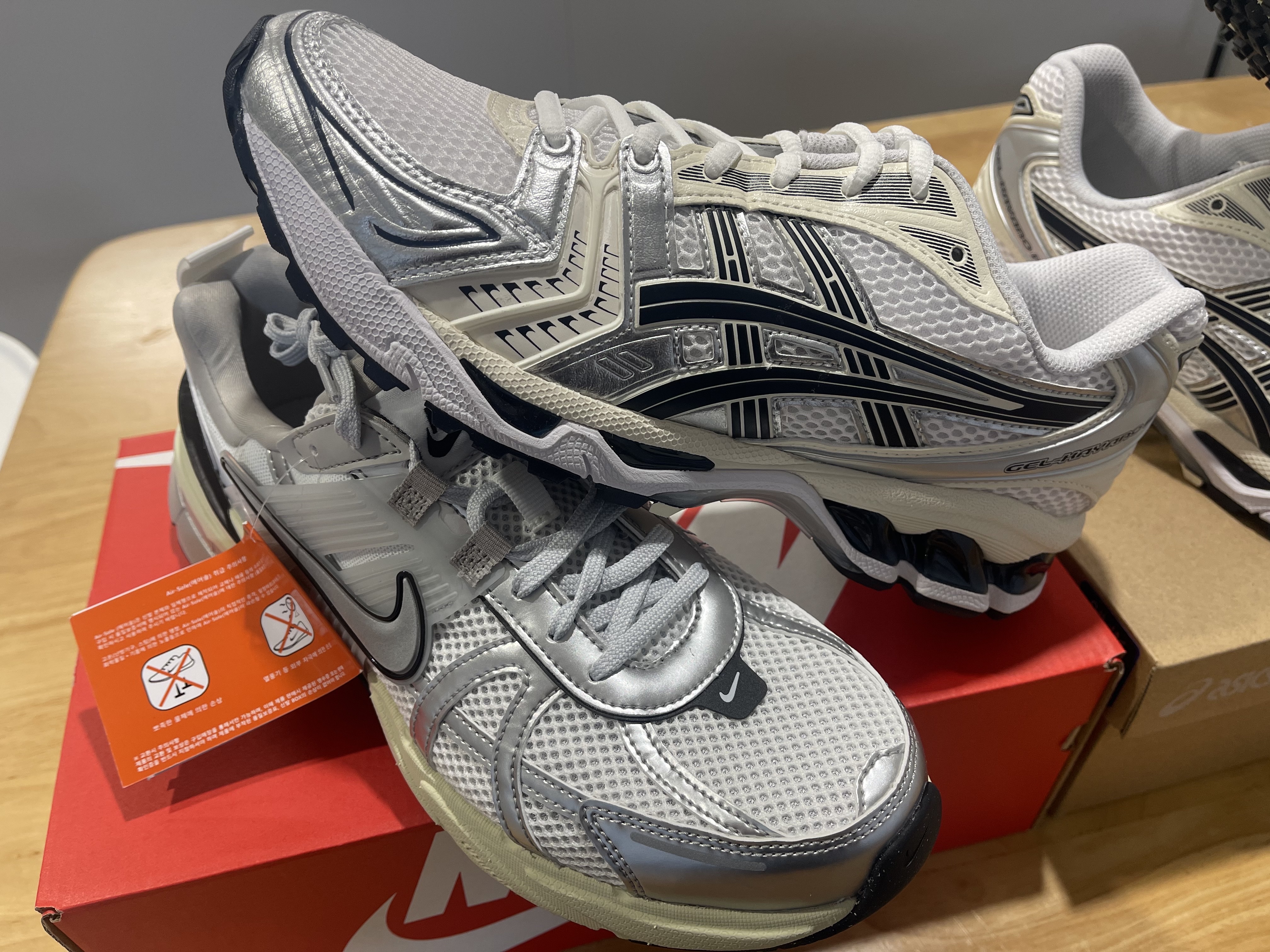 (W) Asics Gel-Kayano 14 White Midnight, Nike V2K Run Summit White Metallic Silver 착용 스타일 - 3