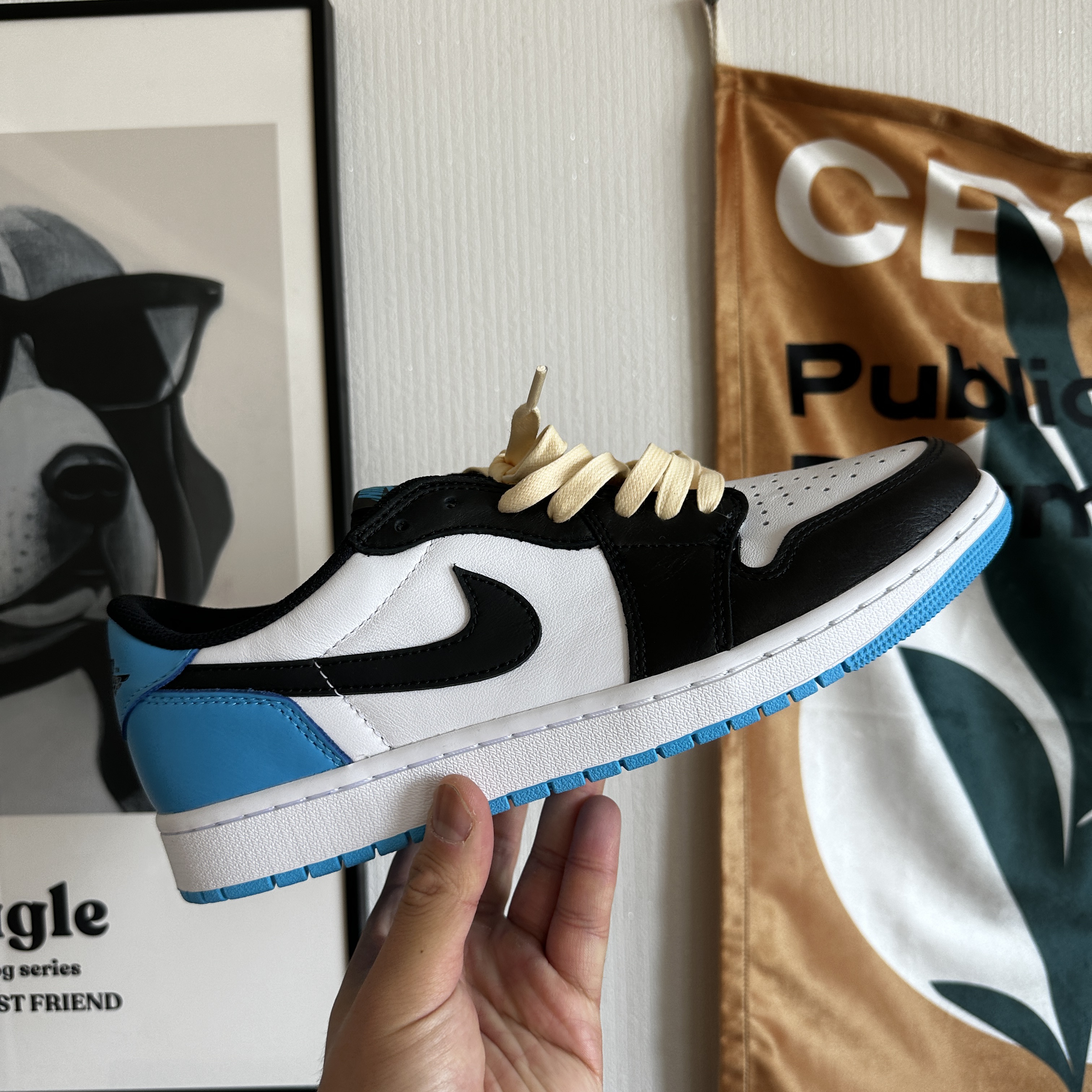 Jordan 1 Retro Low OG Black and Dark Powder Blue 착용 스타일 - 4