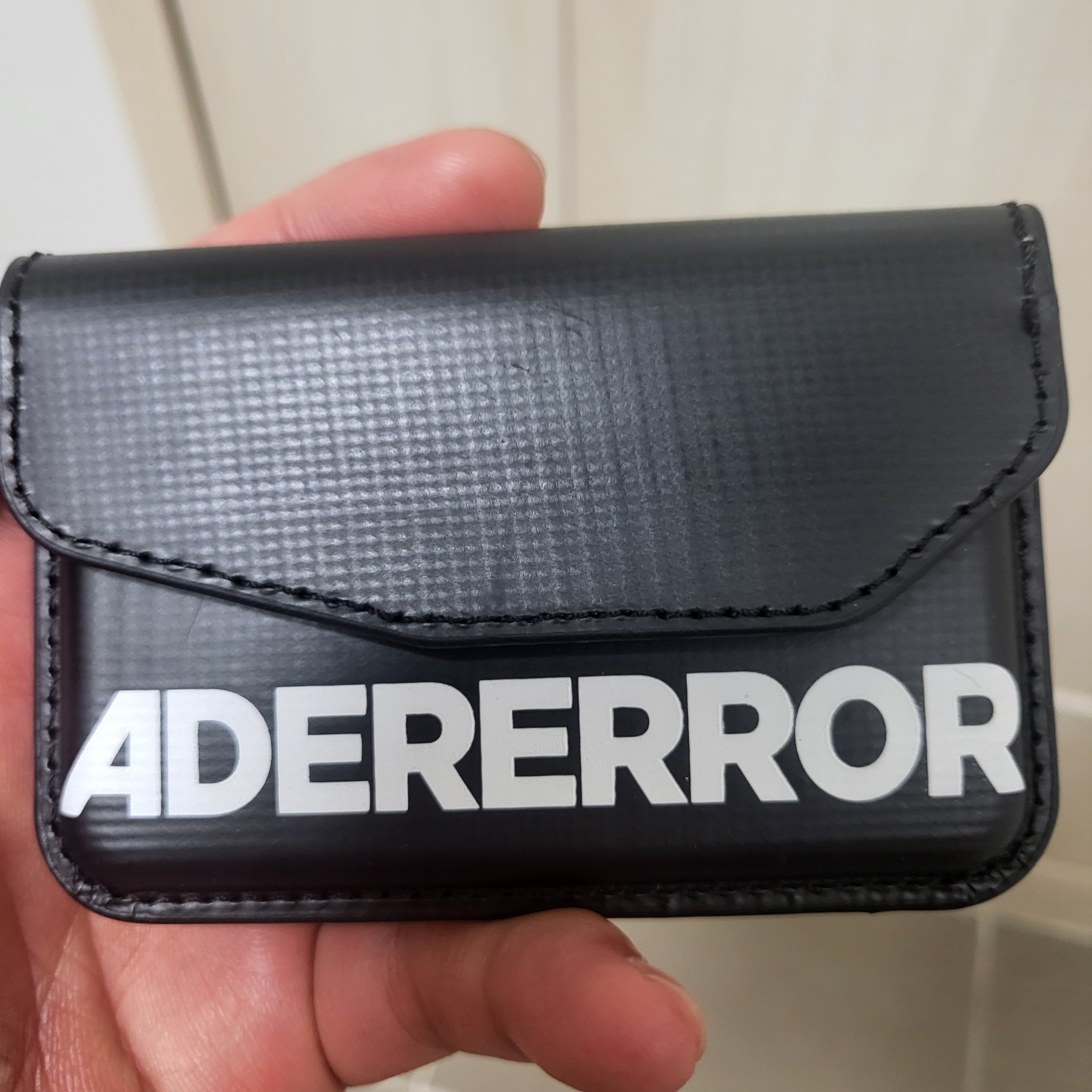 Ader Error Standic Magsafe Wallet Noir 착용 스타일