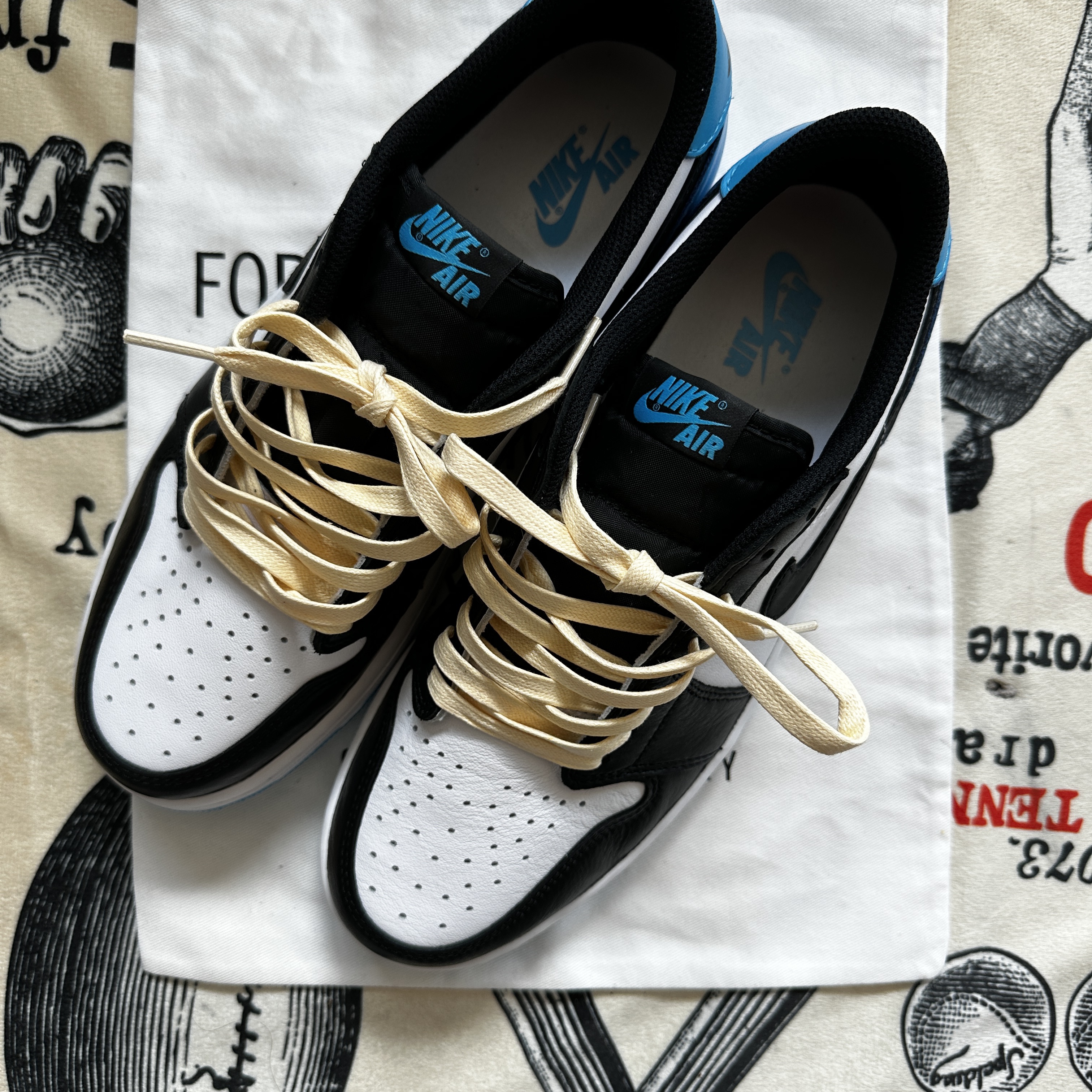Jordan 1 Retro Low OG Black and Dark Powder Blue 착용 스타일 - 3