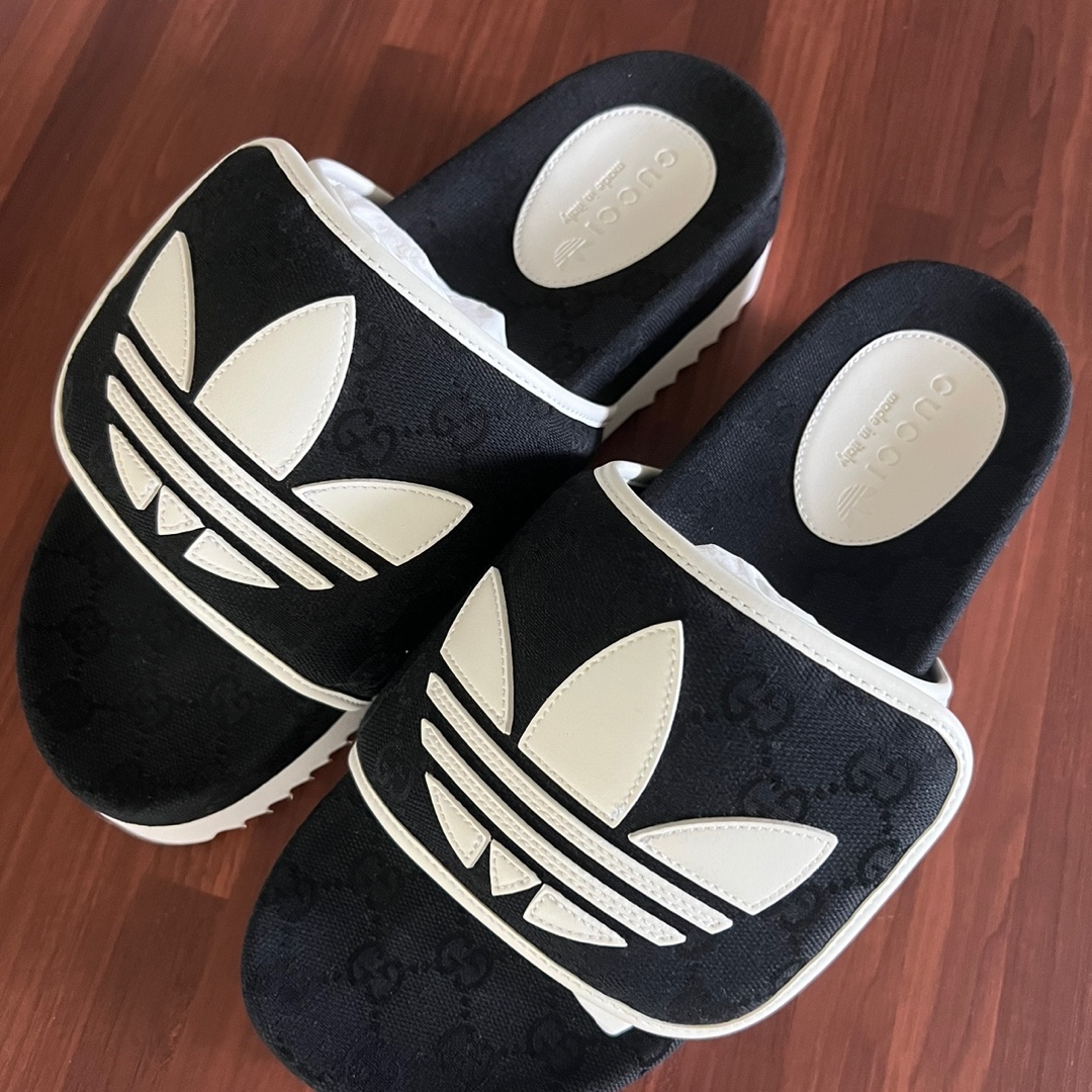 Gucci x Adidas Slide Sandal Black 착용 스타일 - 1