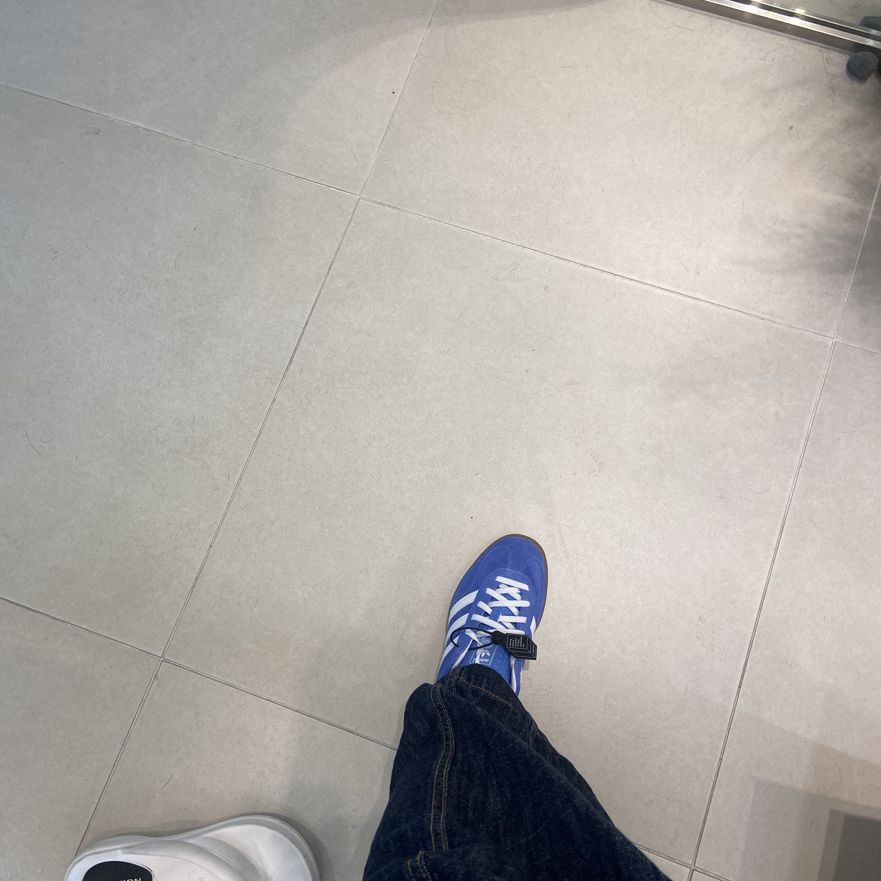 (W) Adidas Gazelle Indoor Blue Fusion Cloud White 착용 스타일
