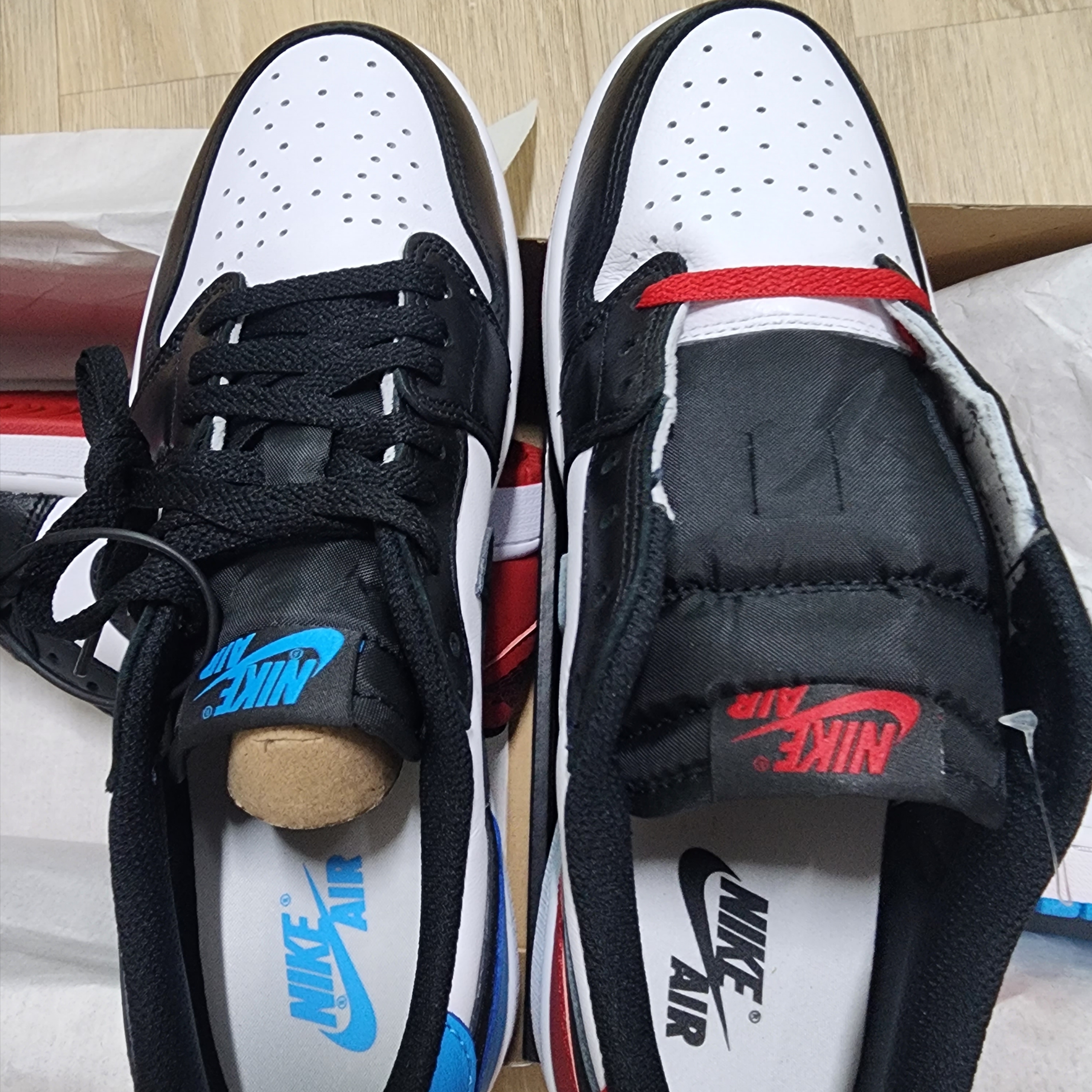 Jordan 1 Retro Low OG Black Toe, Jordan 1 Retro Low OG Black and Dark Powder Blue 착용 스타일 - 2