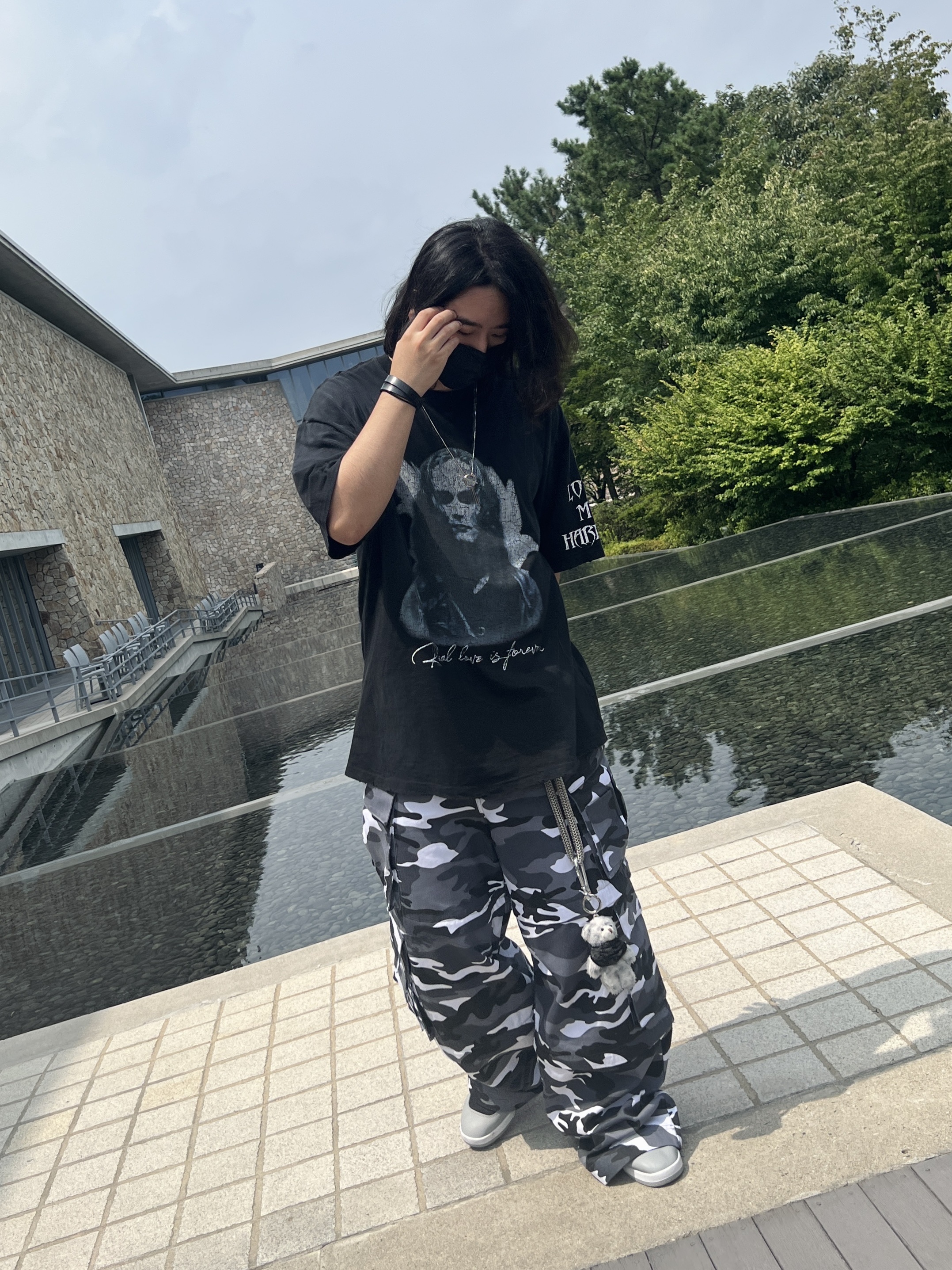 Project G/R Oversized Convertible Cargo Pants City Camo, Project G/R Crow Worldtour T-Shirt Washed Black 착용 스타일 - 4