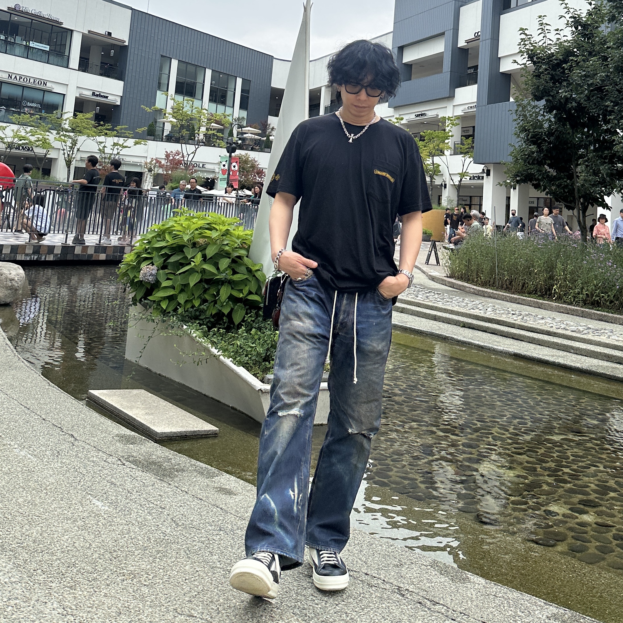 Rick Owens Luxor Vintage Sneakers Black Milk, Junya Watanabe x BerBerJin x Levi's 551ZXX Denim Pants Indigo 착용 스타일