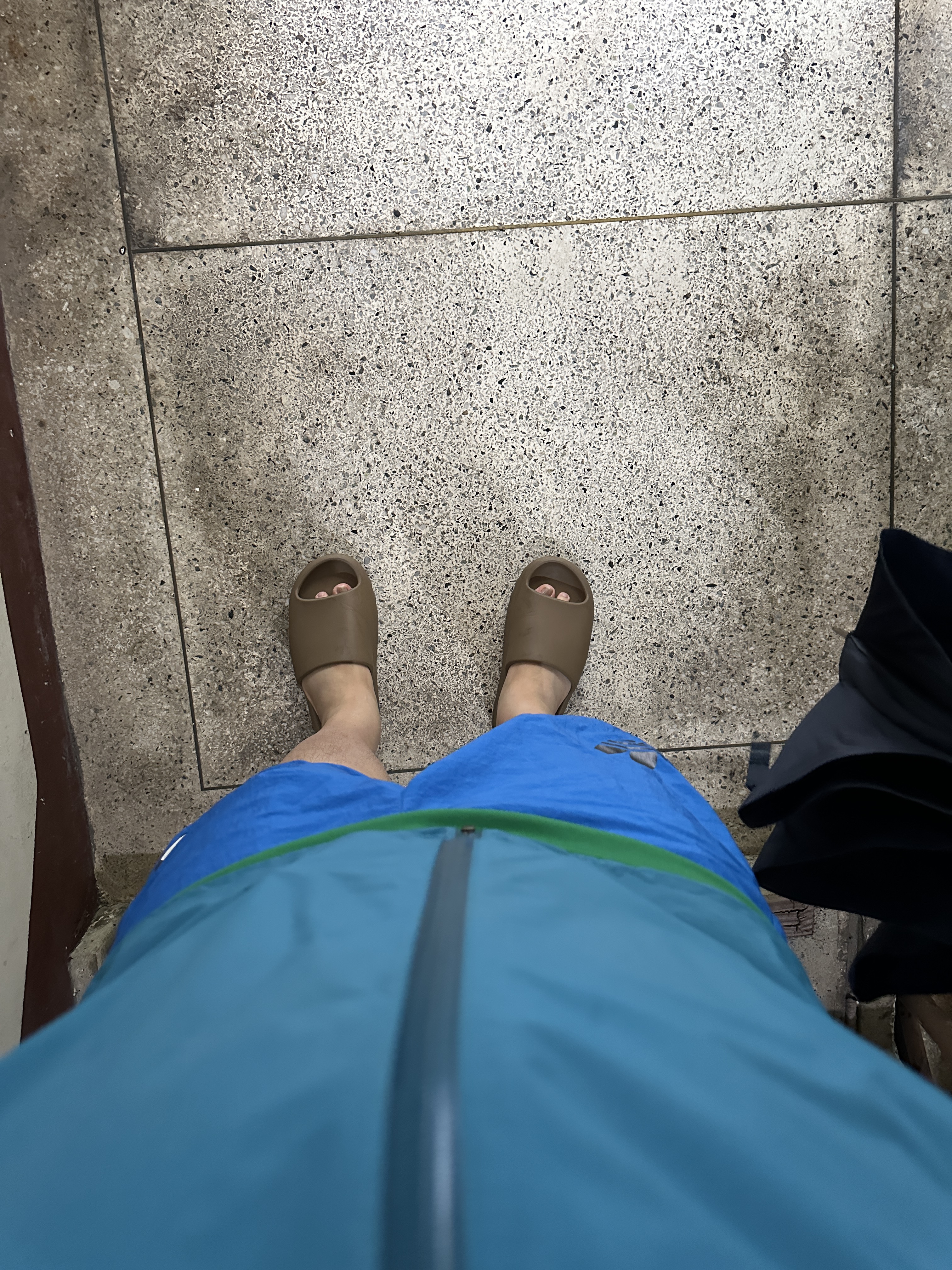 Arc'teryx Zeta SL Jacket Frenetic, Adidas Yeezy Slide Earth Brown 착용 스타일