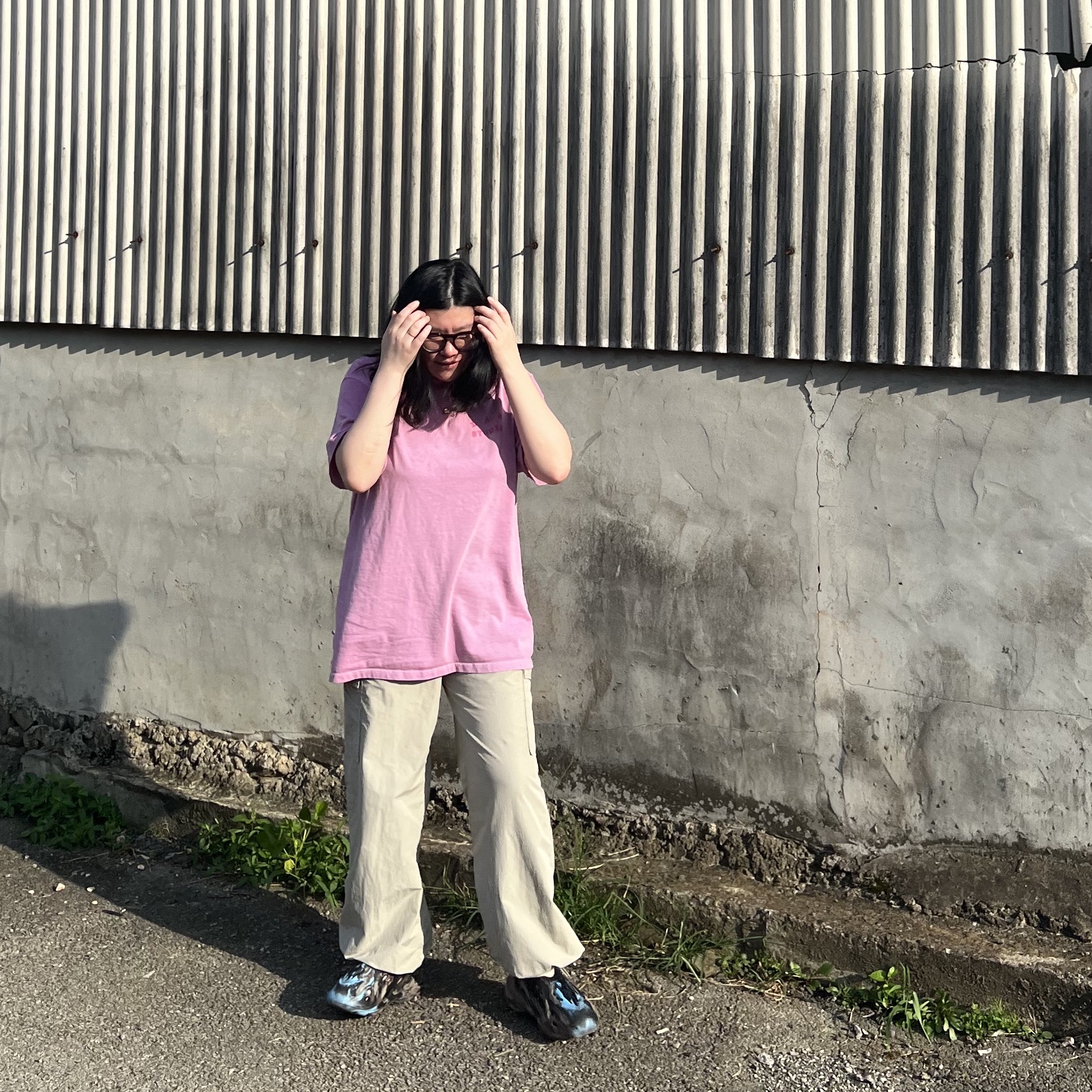 Adidas Yeezy Foam RNNR MX Cinder, IAB Studio Pigment T-Shirt Magenta 착용 스타일 - 1