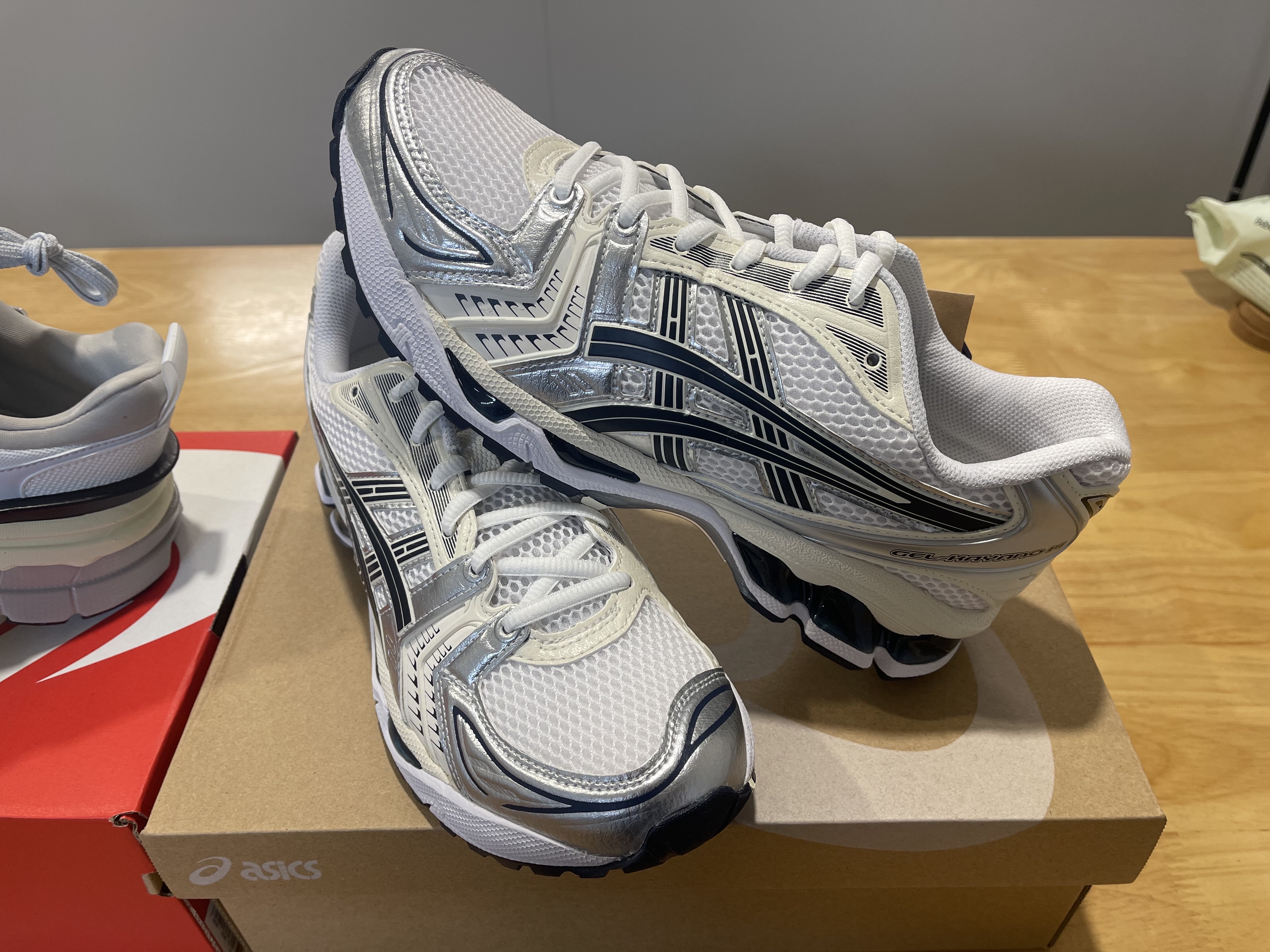 (W) Asics Gel-Kayano 14 White Midnight, Nike V2K Run Summit White Metallic Silver 착용 스타일 - 2