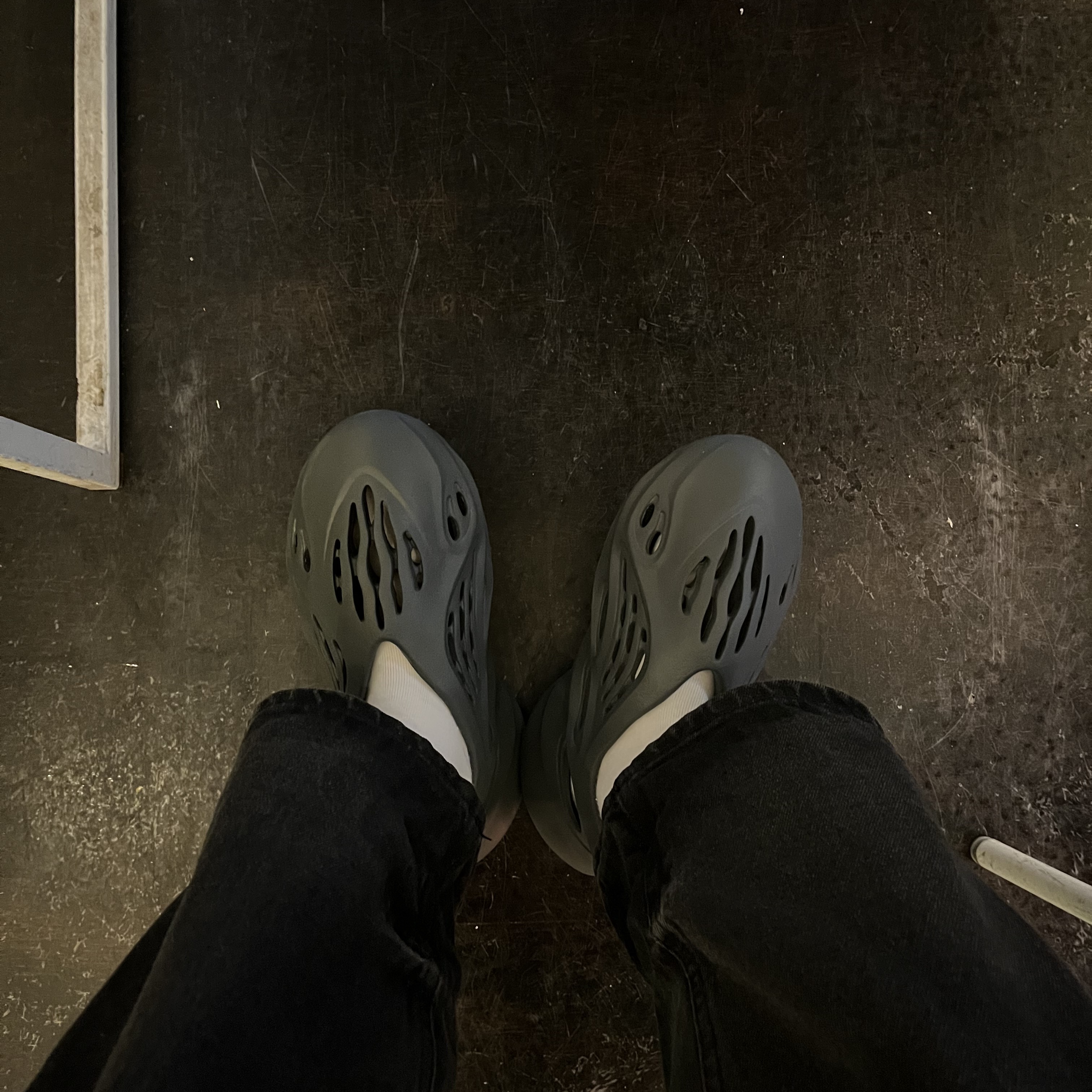 Adidas Yeezy Foam RNNR Carbon 착용 스타일 - 2