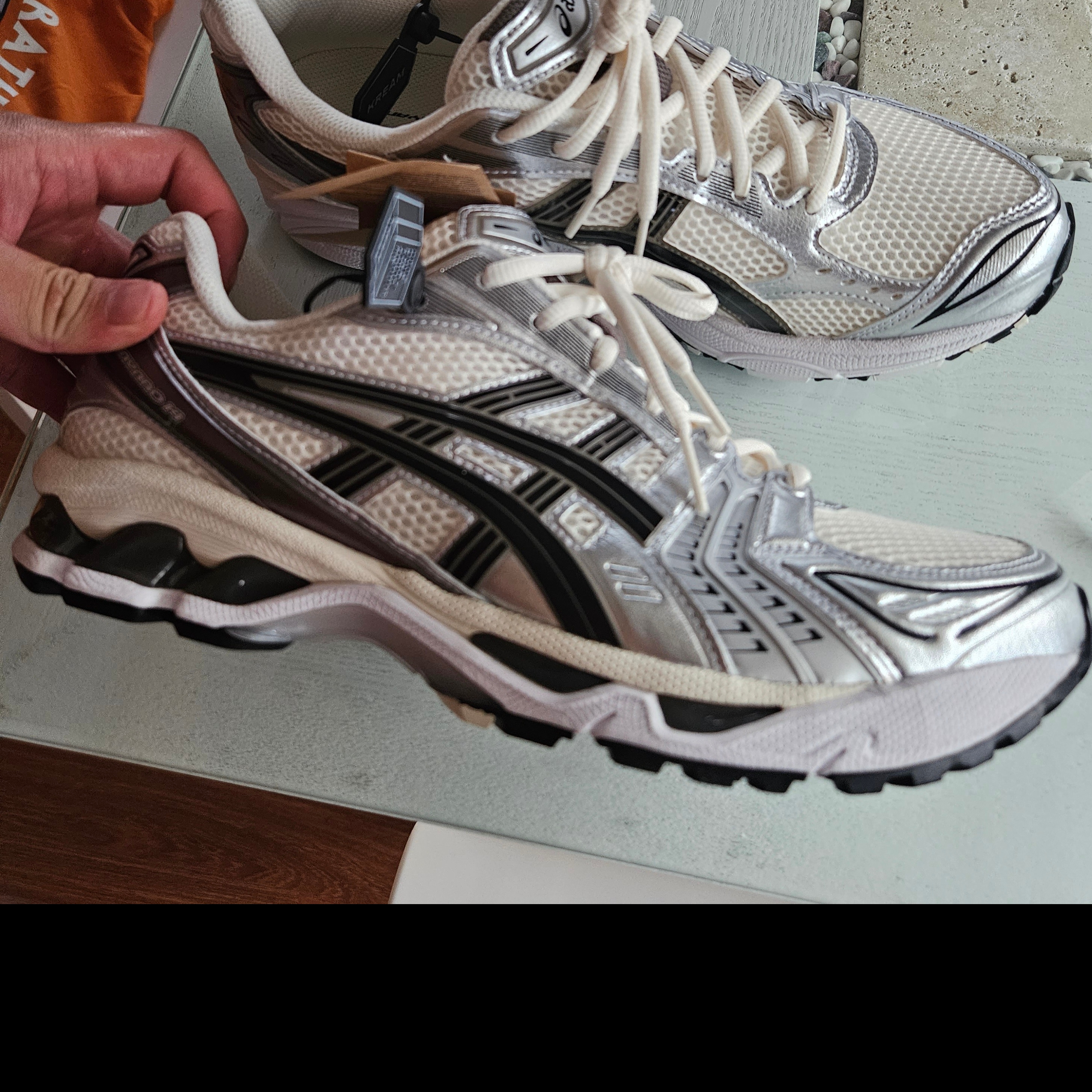 Asics Gel-Kayano 14 Cream Black 착용 스타일