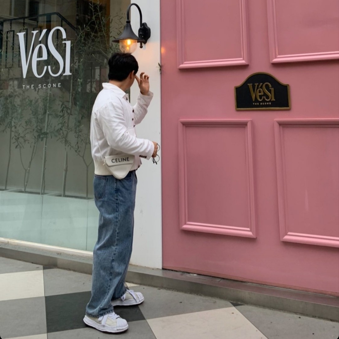 Maison Mihara Yasuhiro Blakey OG STC Sole Paper Like Leather Low-top Sneakers White, Celine Triangle Bag in Smooth Calfskin with Celine Print Black 착용 스타일