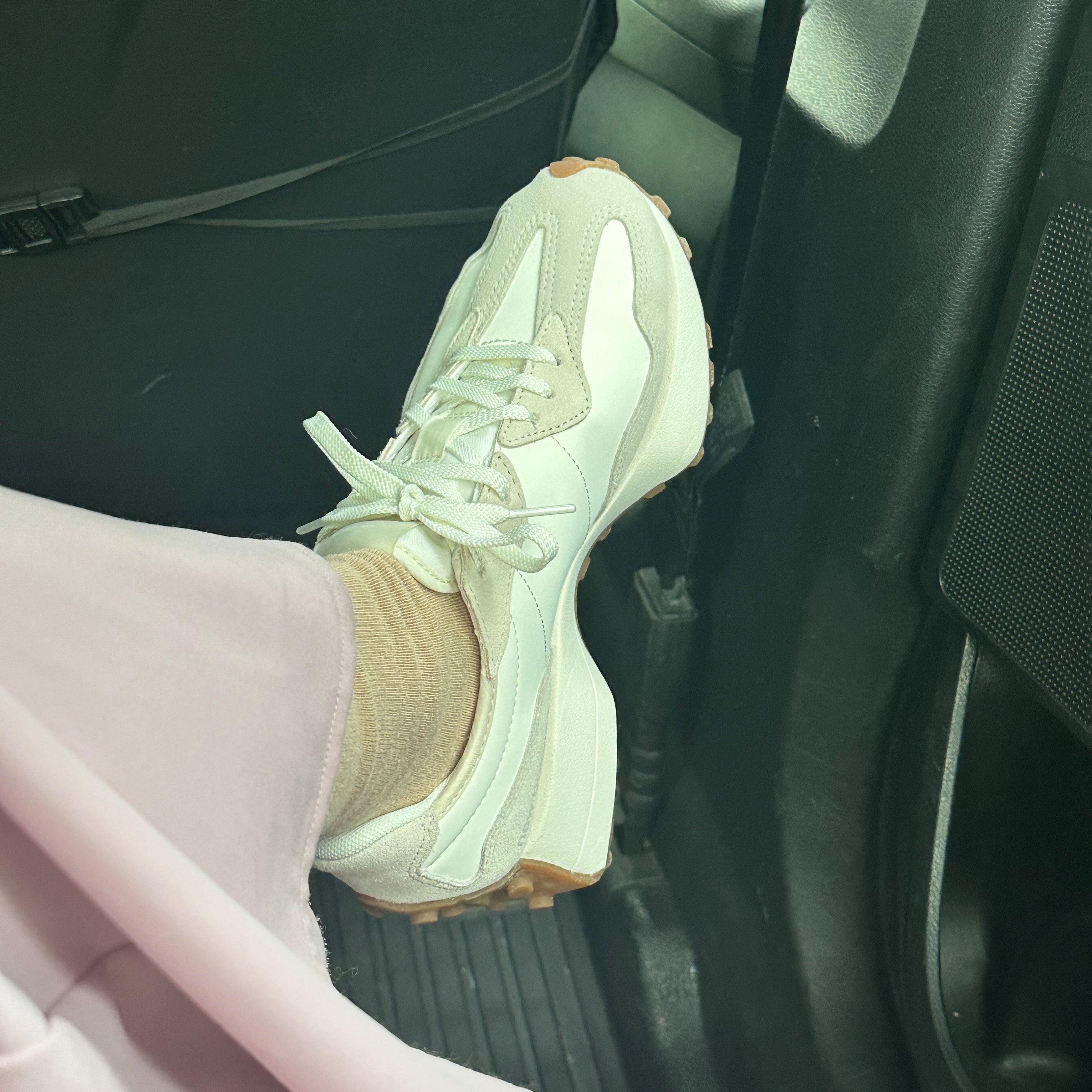 (W) New Balance 327 Moonbeam Timberwolf 착용 스타일
