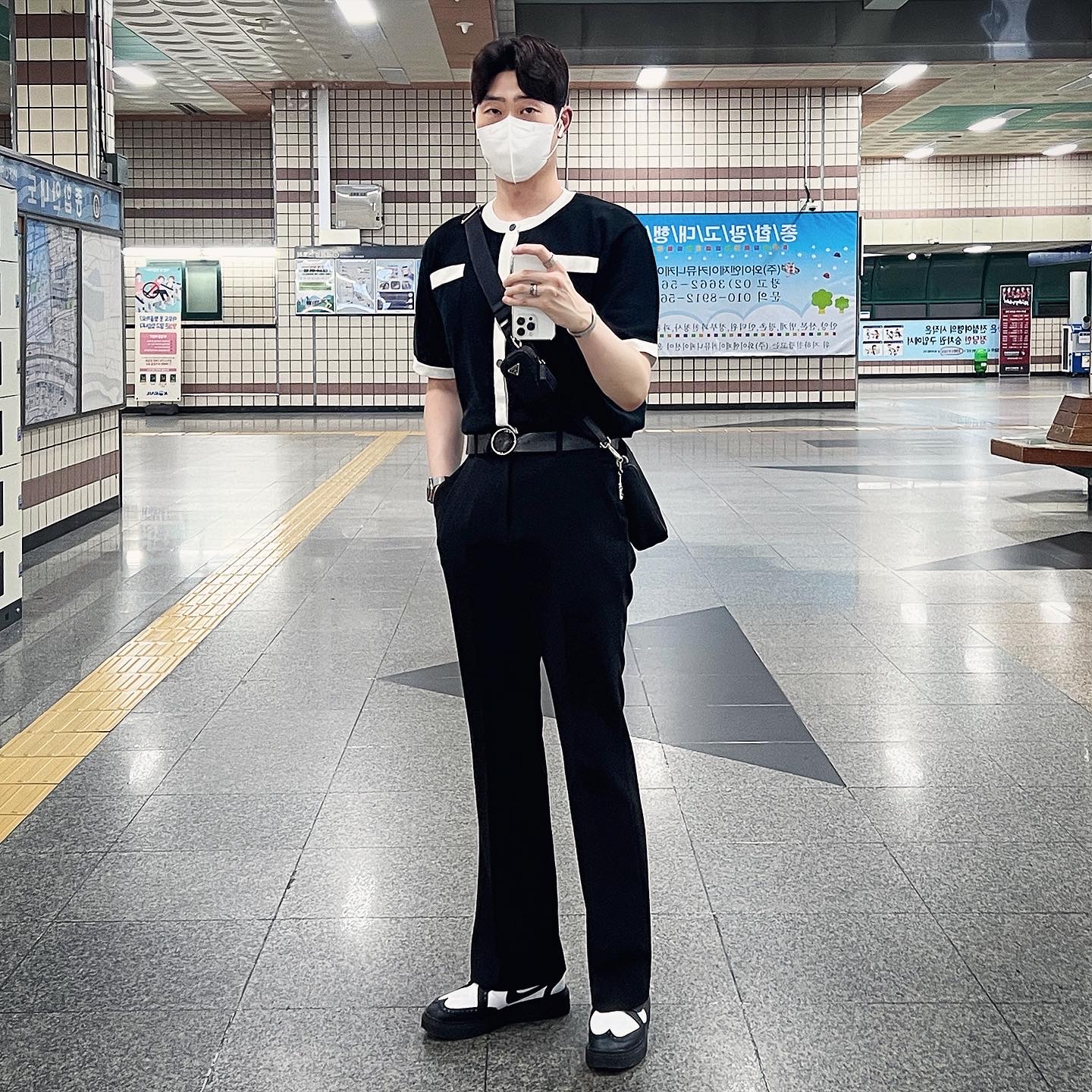 Nike x Peaceminusone Kwondo1 Black and White, Prada Re-Nylon and Saffiano Leather Shoulder Bag Black 착용 스타일 - 2