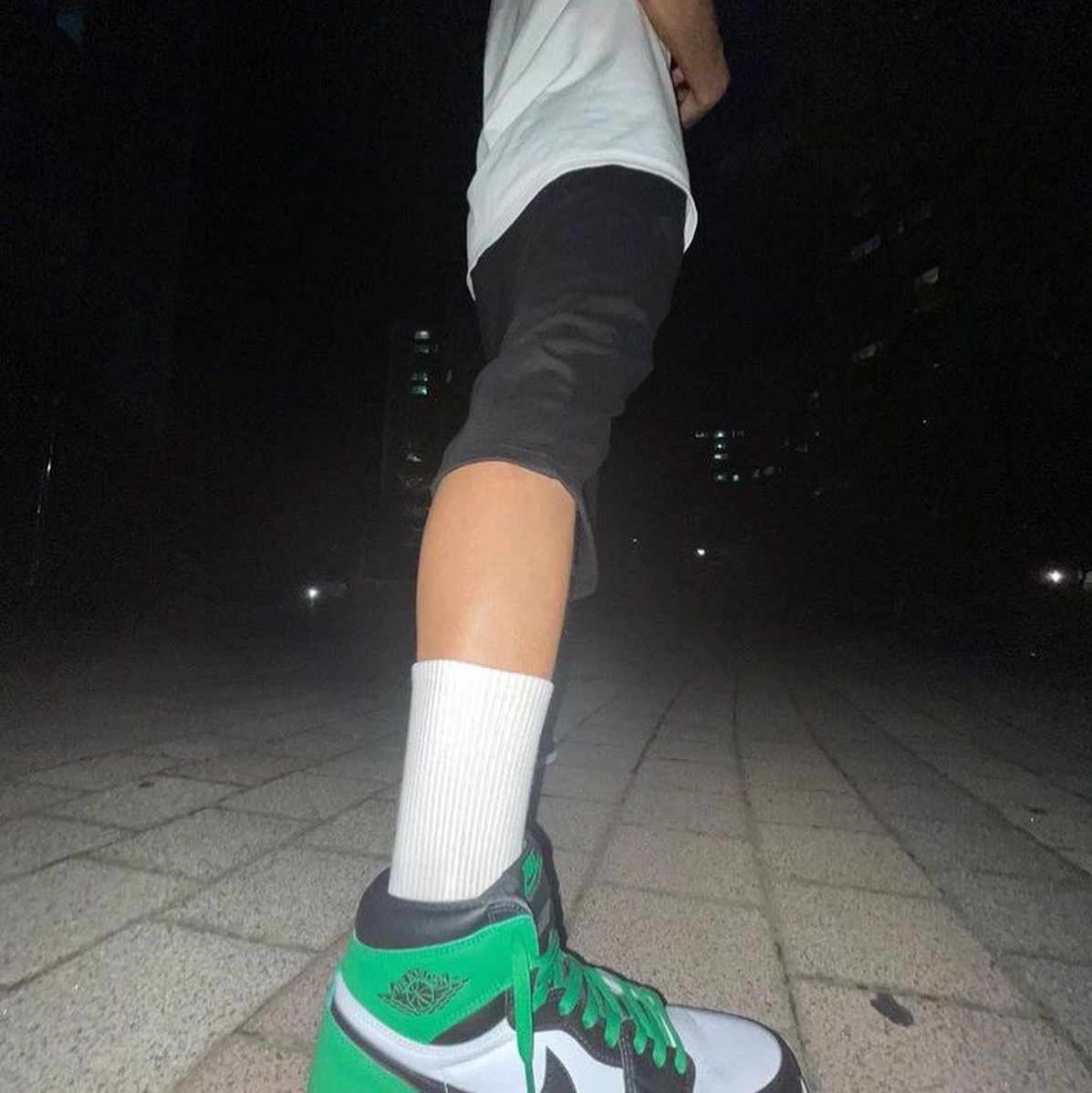 Jordan 1 Retro High OG Black and Lucky Green 착용 스타일 - 2