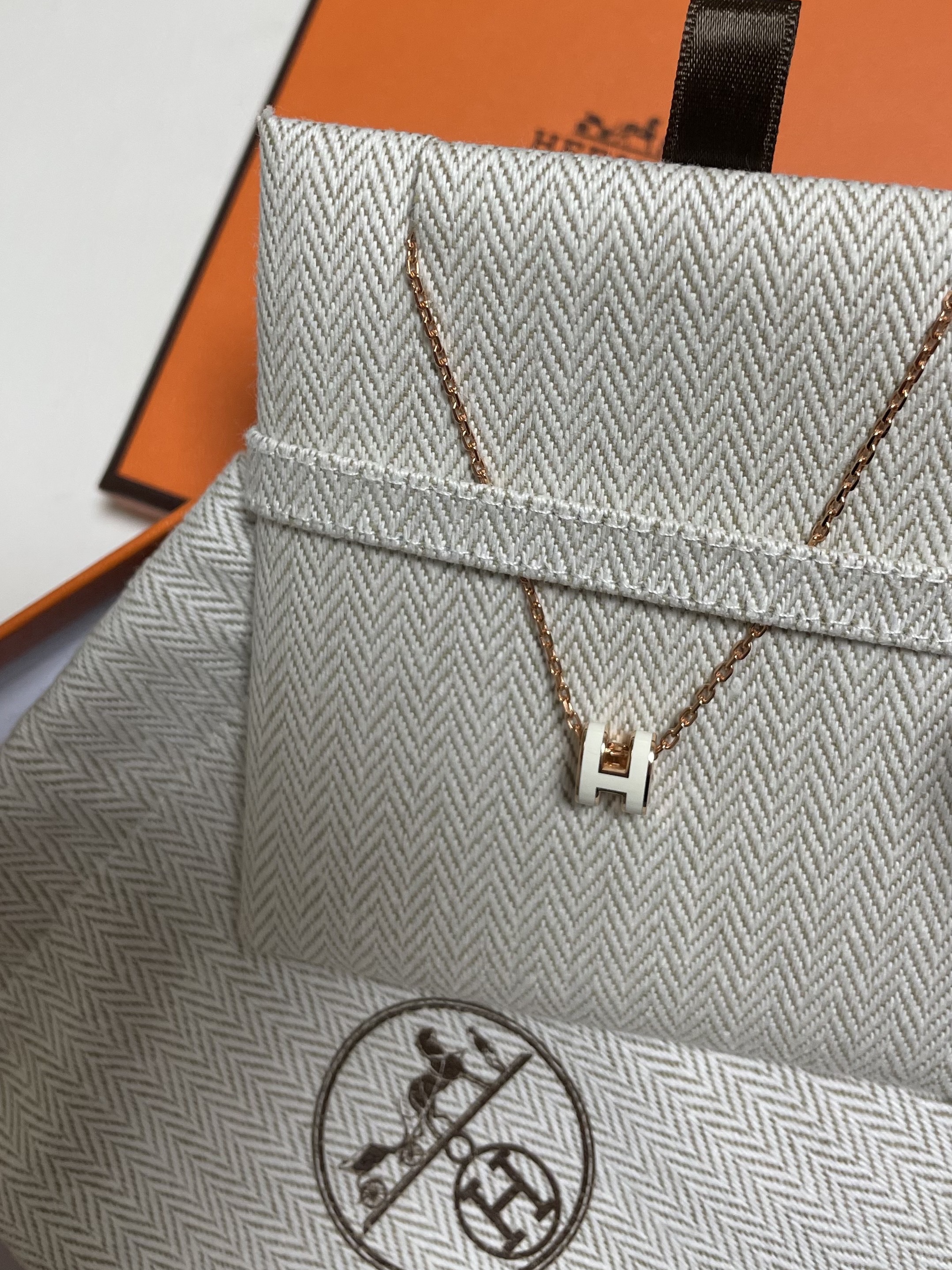 (W) Hermes Mini Pop H Pendant Rose Gold & Blanc 착용 스타일 - 2