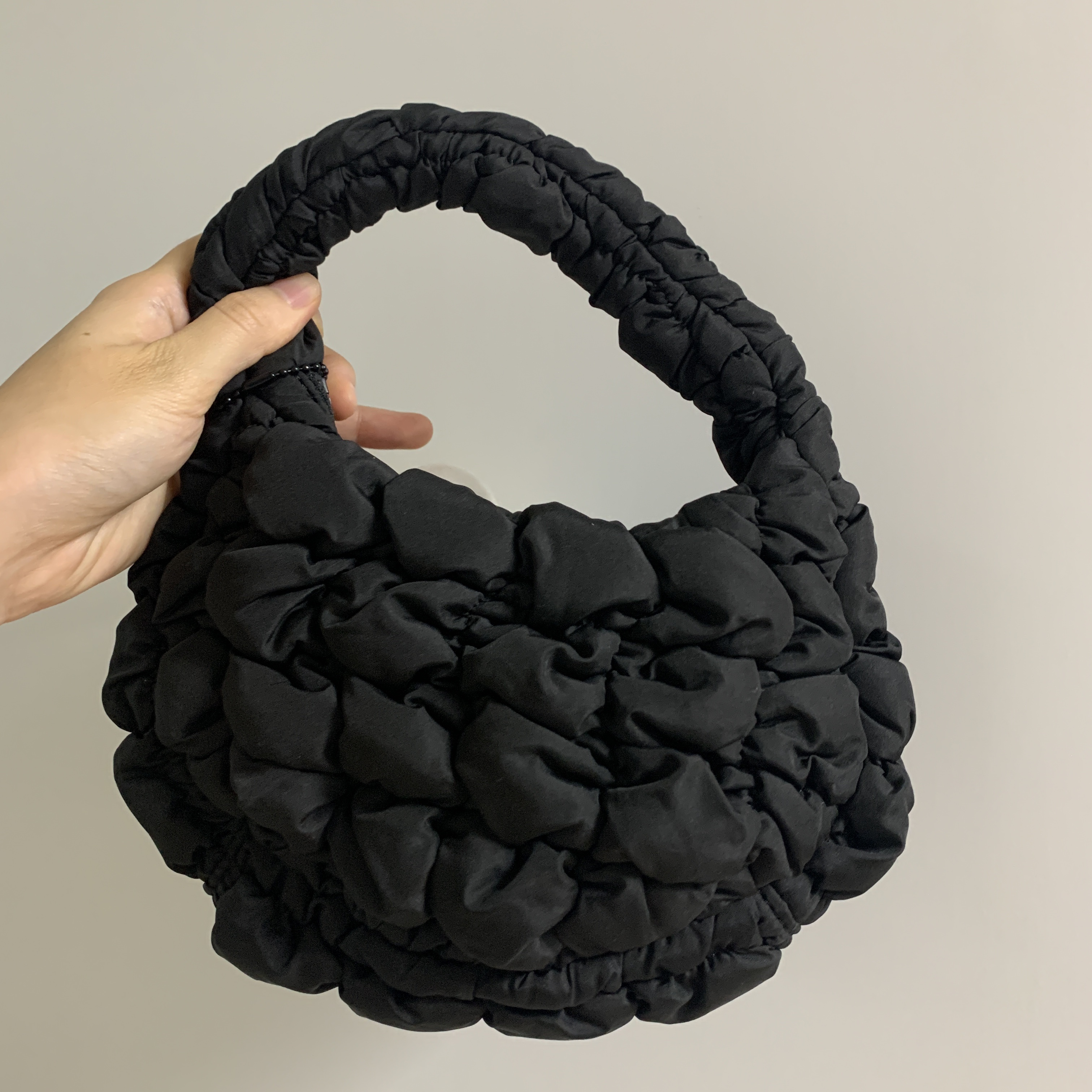 COS Quilted Micro Bag Black 착용 스타일 - 2