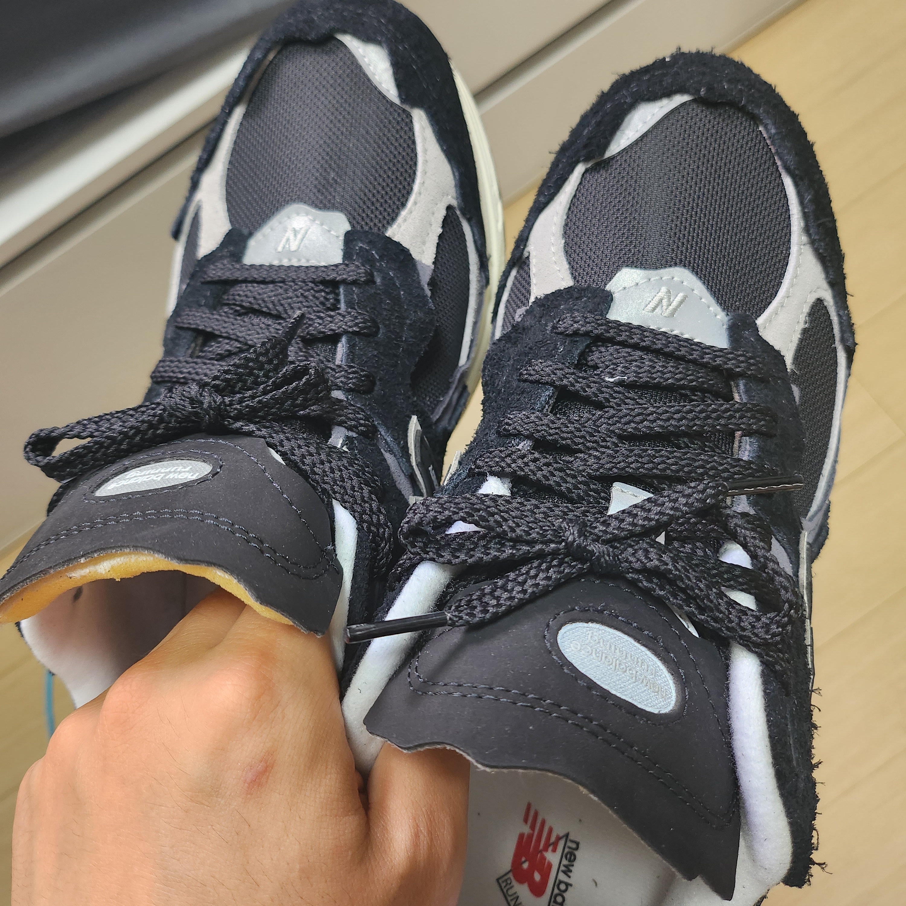 New Balance 2002R Protection Pack Black Grey 착용 스타일