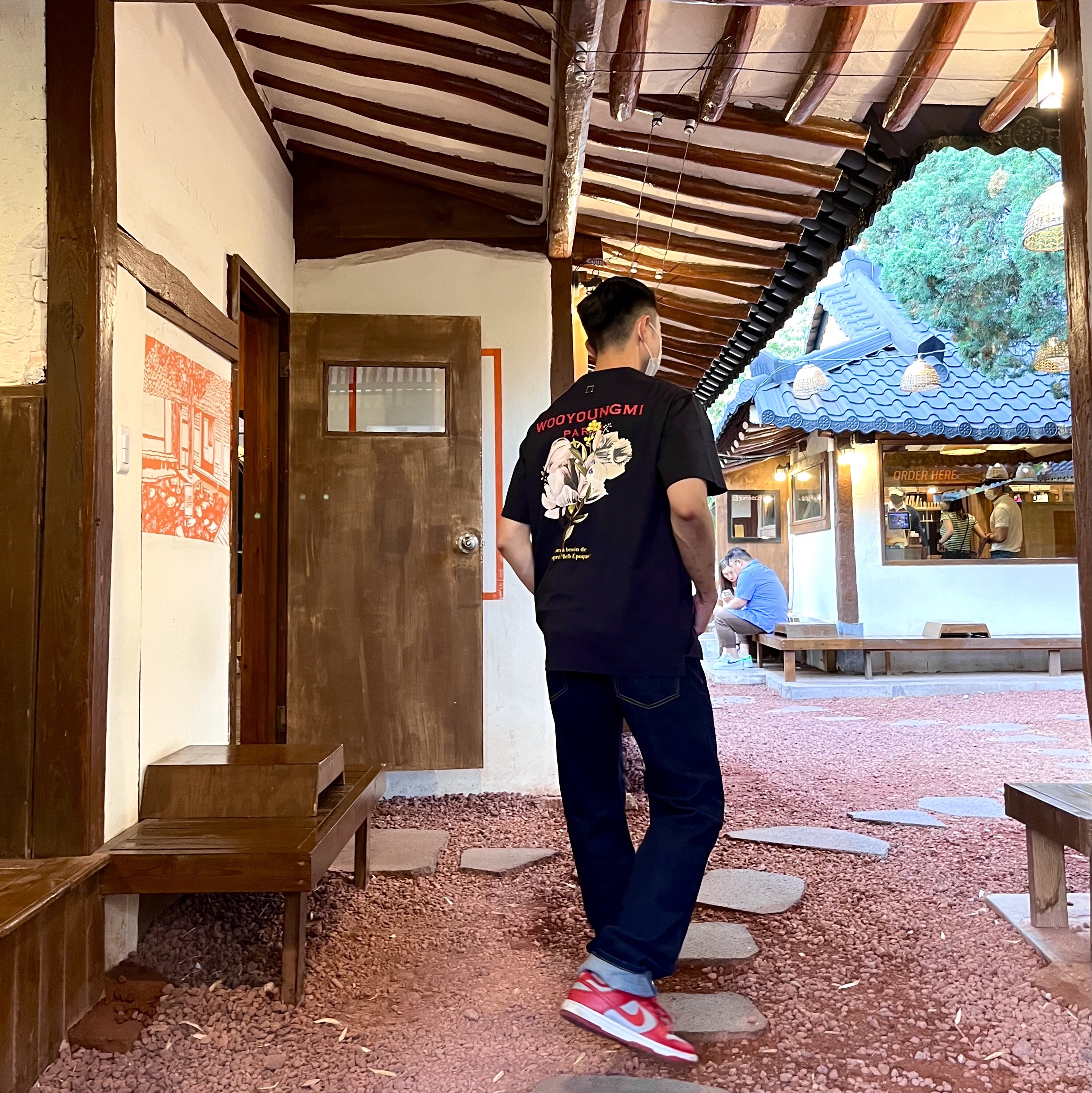Wooyoungmi Flower Print Back Logo T-Shirt Navy - 22SS 착용 스타일